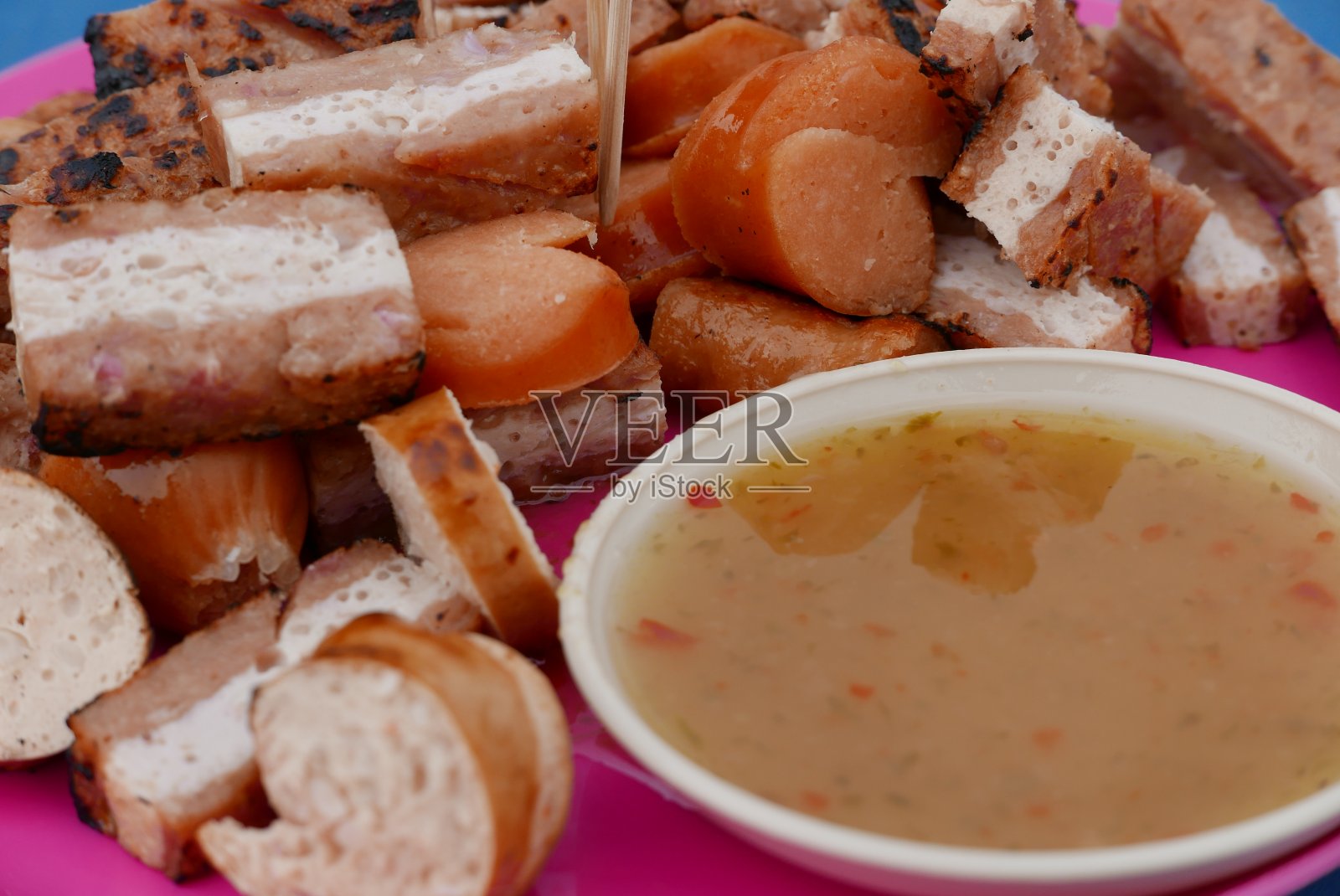 特写的烤香肠与热酱。照片摄影图片