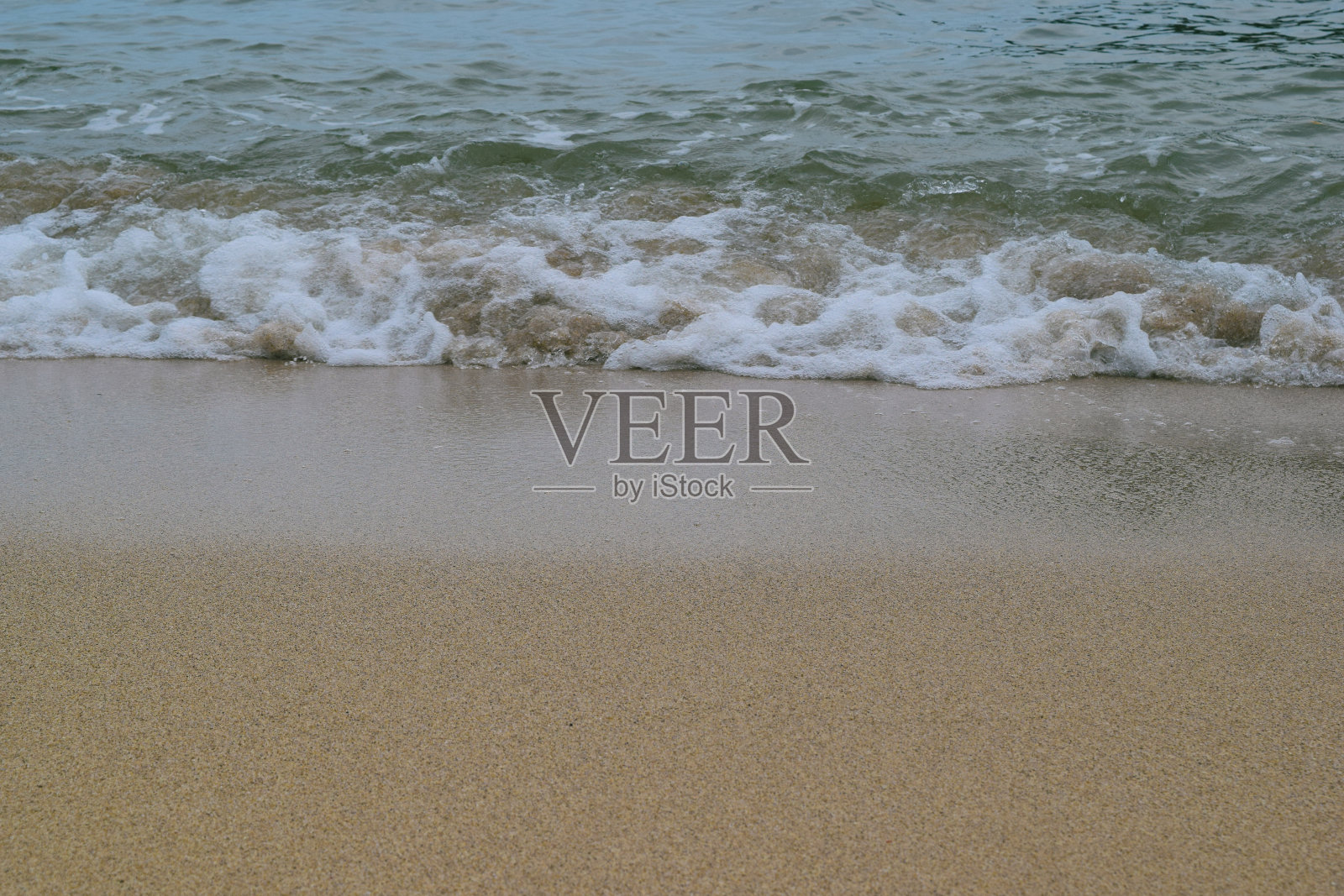 到达陆地的小波浪照片摄影图片