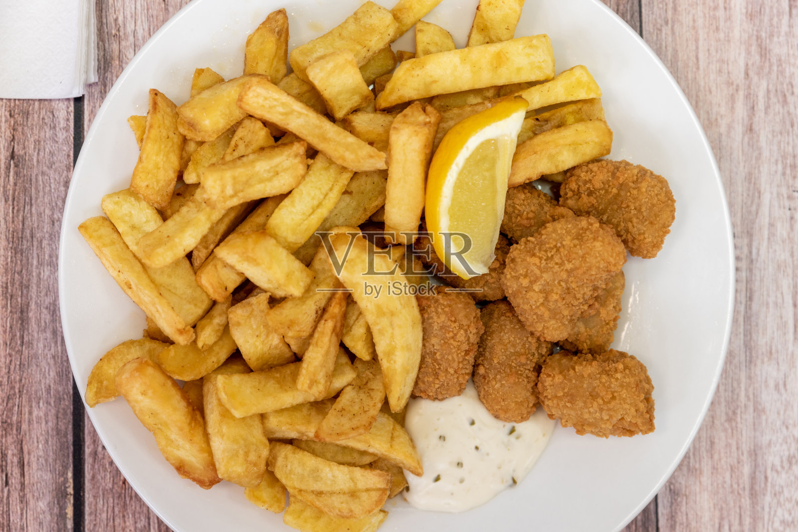 土豆片和鱼配柠檬角照片摄影图片