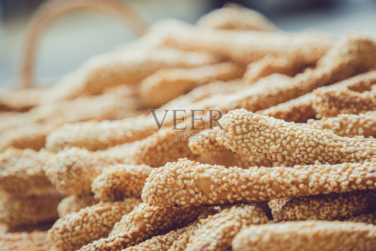 面包条放在篮子里照片摄影图片