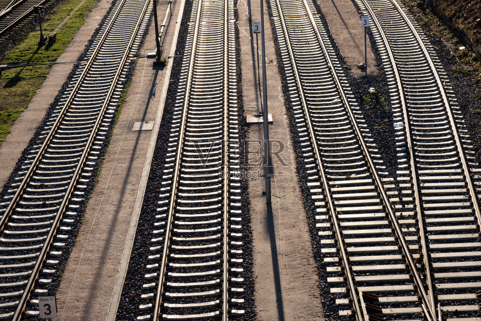 铁轨在桥下延伸到远处，外面照片摄影图片