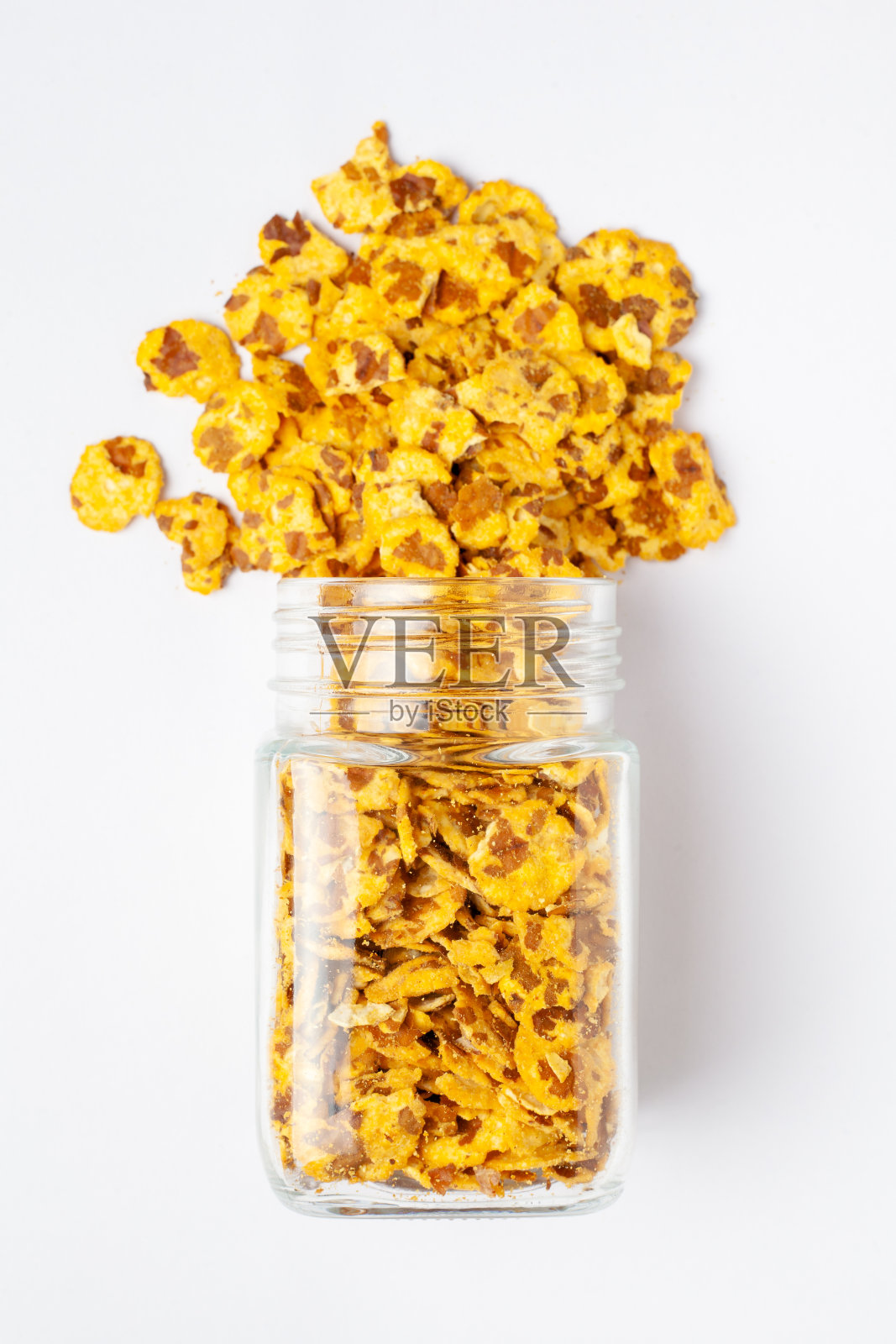 辣味的Chana Jor Garam喷涌而出，装在一个玻璃罐里，由空气油炸的孟加拉鹰嘴豆制成。印度辣小吃(Namkeen)，俯视图，照片摄影图片