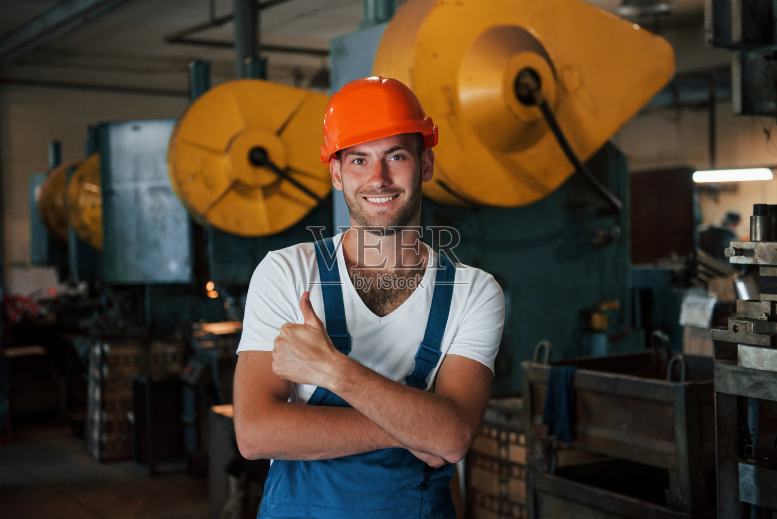 积极的人。冶金厂工程师戴安全帽的肖像照片摄影图片