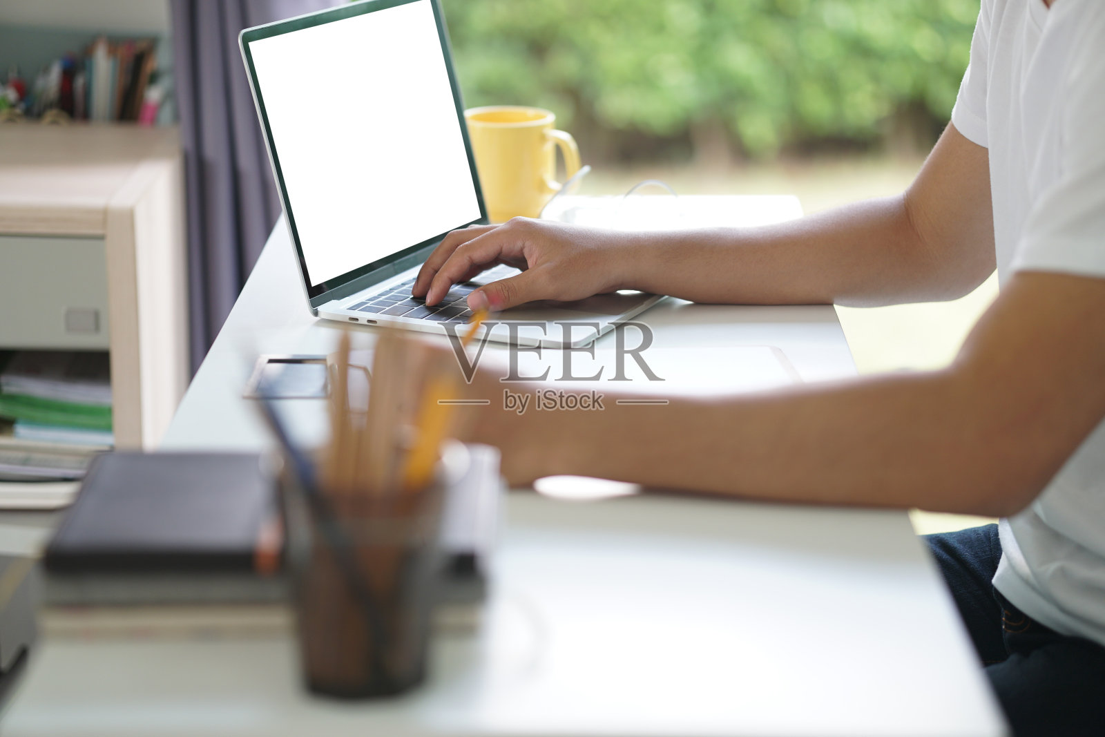 亚洲青年学生男子企业家工作与计算机学习在线学习在家。电子学习研讨会会议。新冠肺炎大流行中的社会距离照片摄影图片