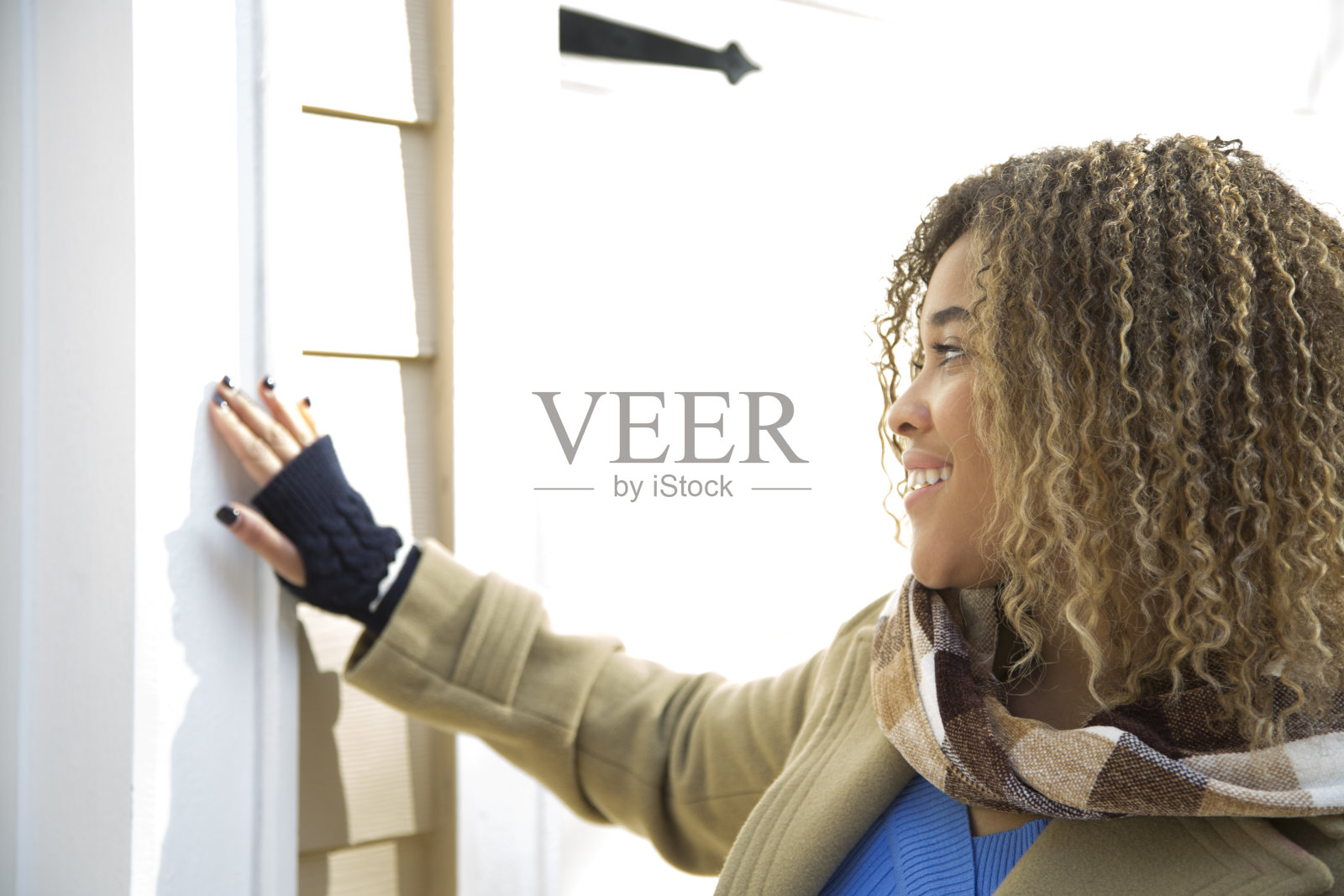 可爱的非裔美国妇女完成房屋销售的房地产评估照片摄影图片