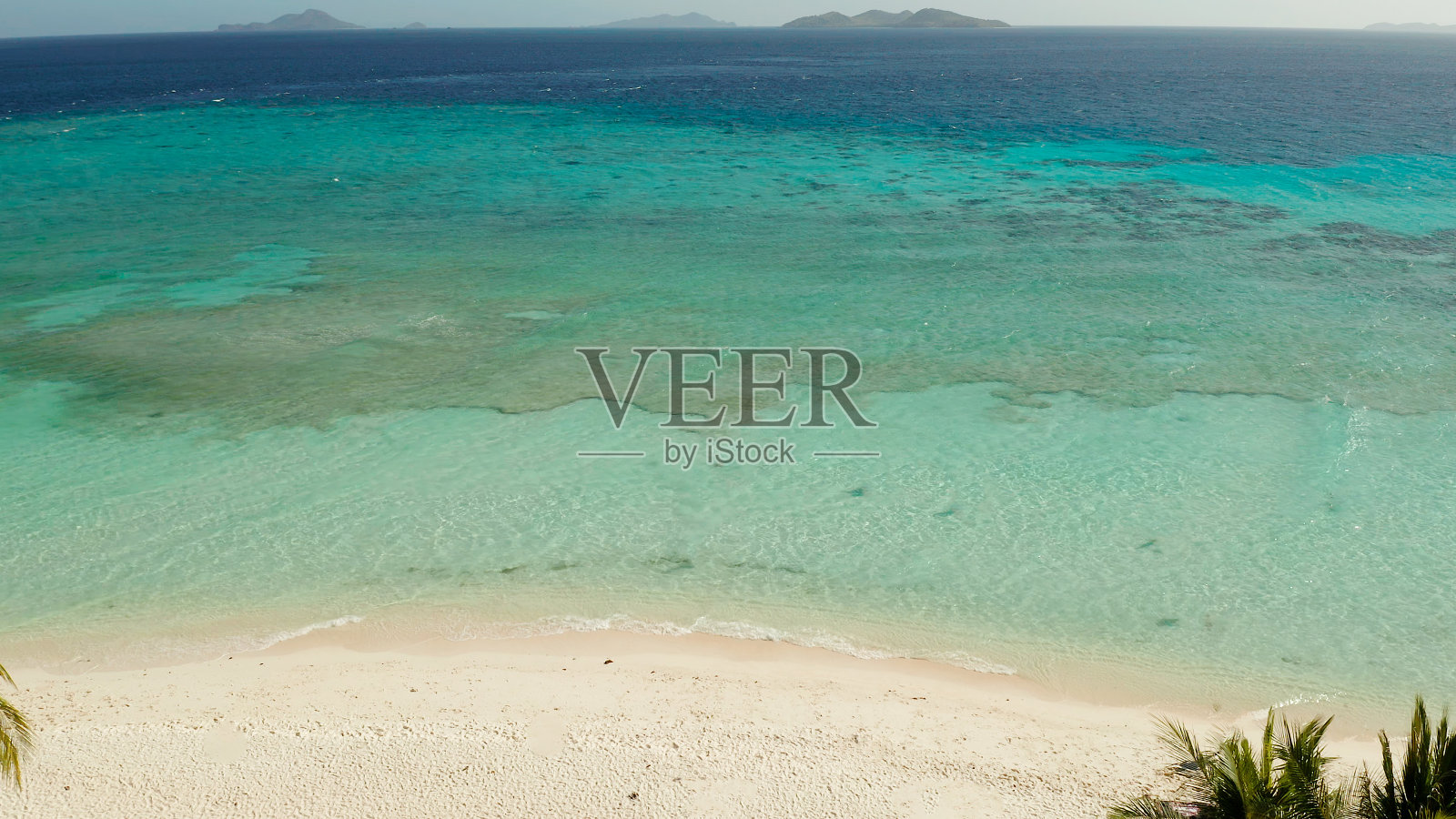 热带岛屿，白色沙滩，俯视图照片摄影图片