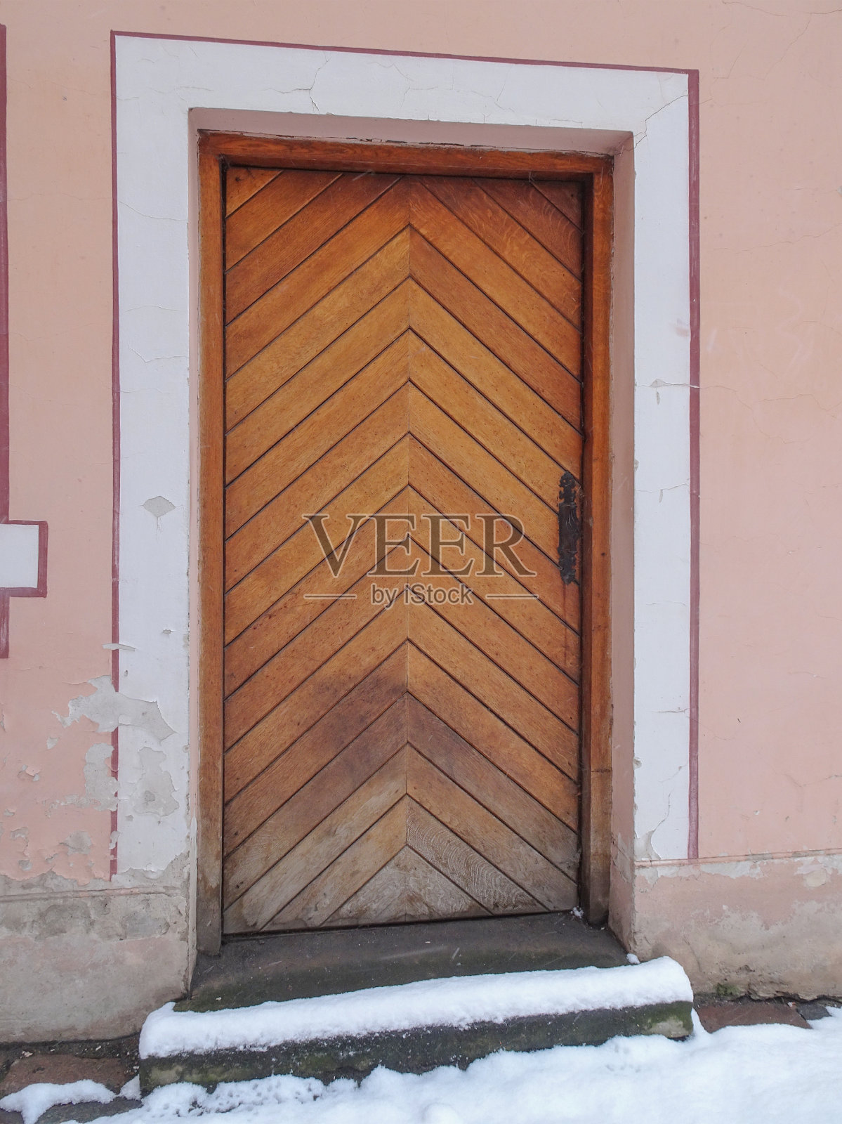 冬季街道上的老式木屋门照片摄影图片