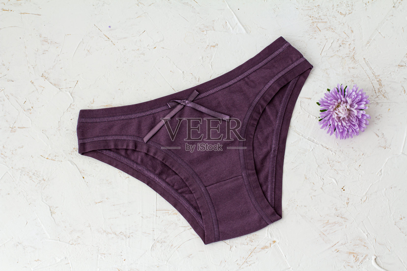 美丽的女人的棉内裤在白色的背景。照片摄影图片