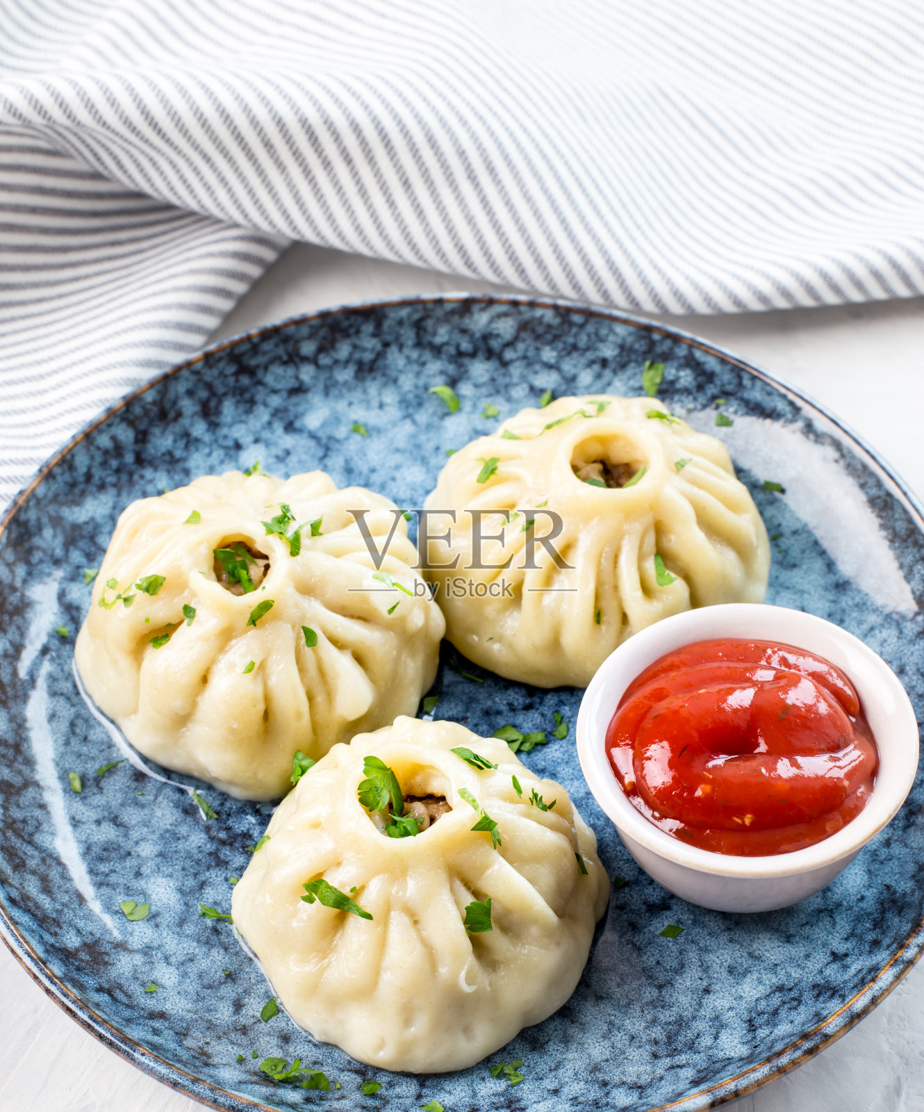 传统的东方食物-螳螂配肉。东方烹饪的概念。照片摄影图片