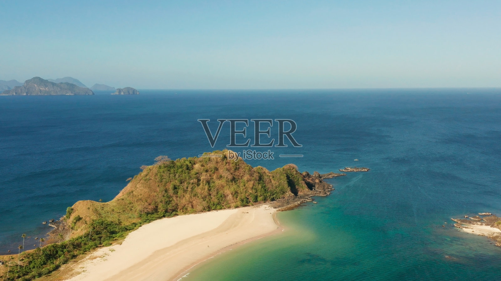 宽阔的热带海滩，白沙，从上面看照片摄影图片