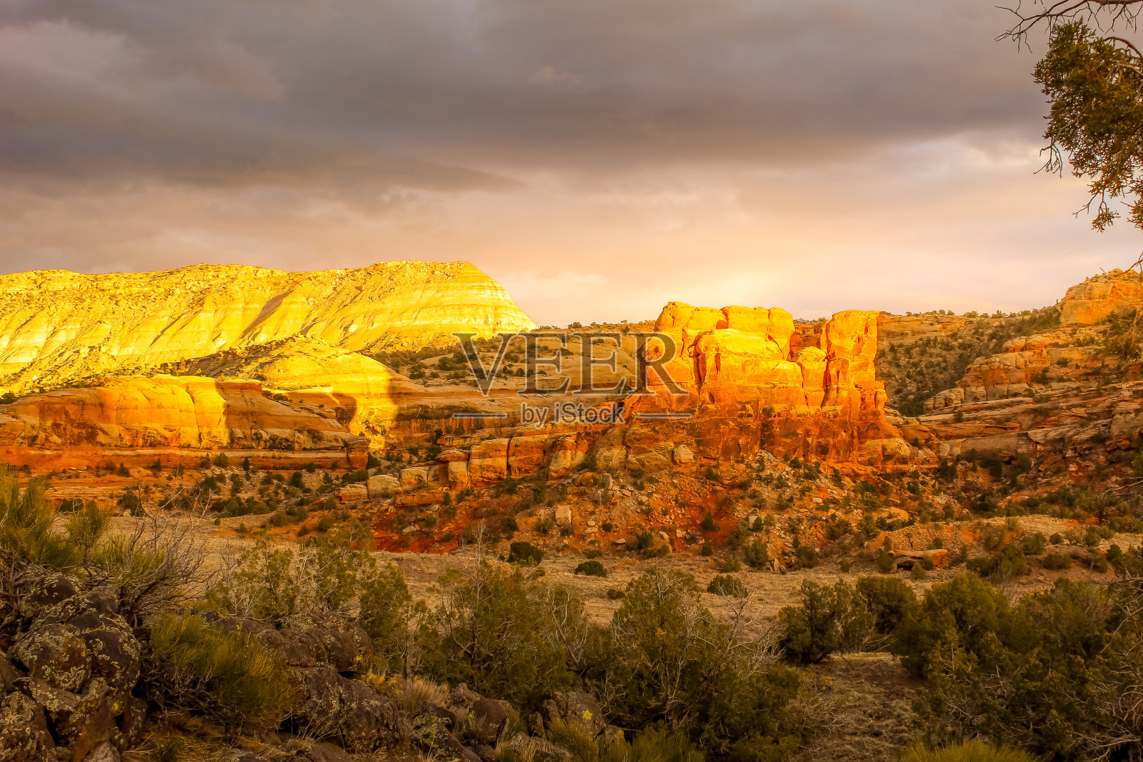 日落在科罗拉多国家纪念碑与风暴云的背景在大Mesa和大汇合点，科罗拉多州。照片摄影图片