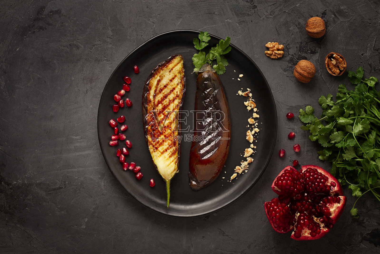 炸茄子，烤着，在黑色的背景上，横着，没有人照片摄影图片