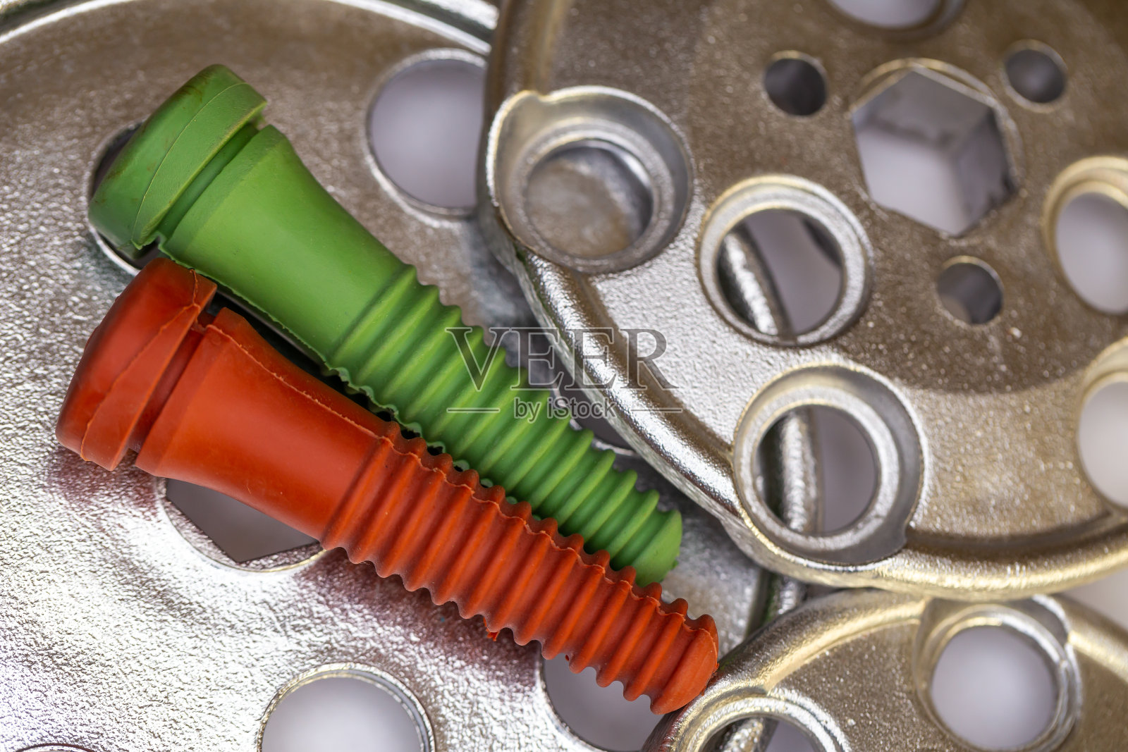 在铝制采摘盘的背景下进行家禽采摘的橡胶手指。照片摄影图片