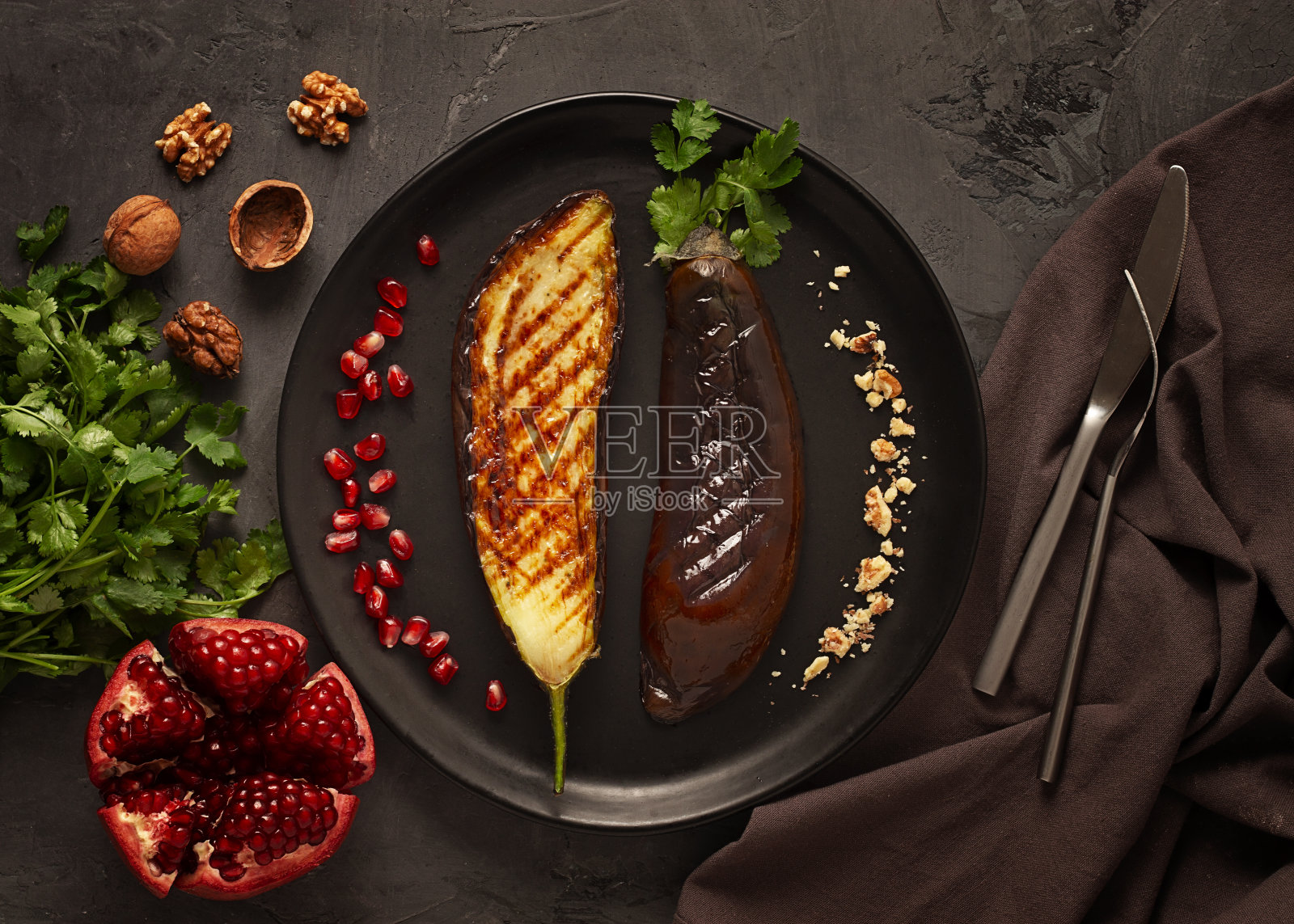 炸茄子，烤着，在黑色的背景上，横着，没有人照片摄影图片