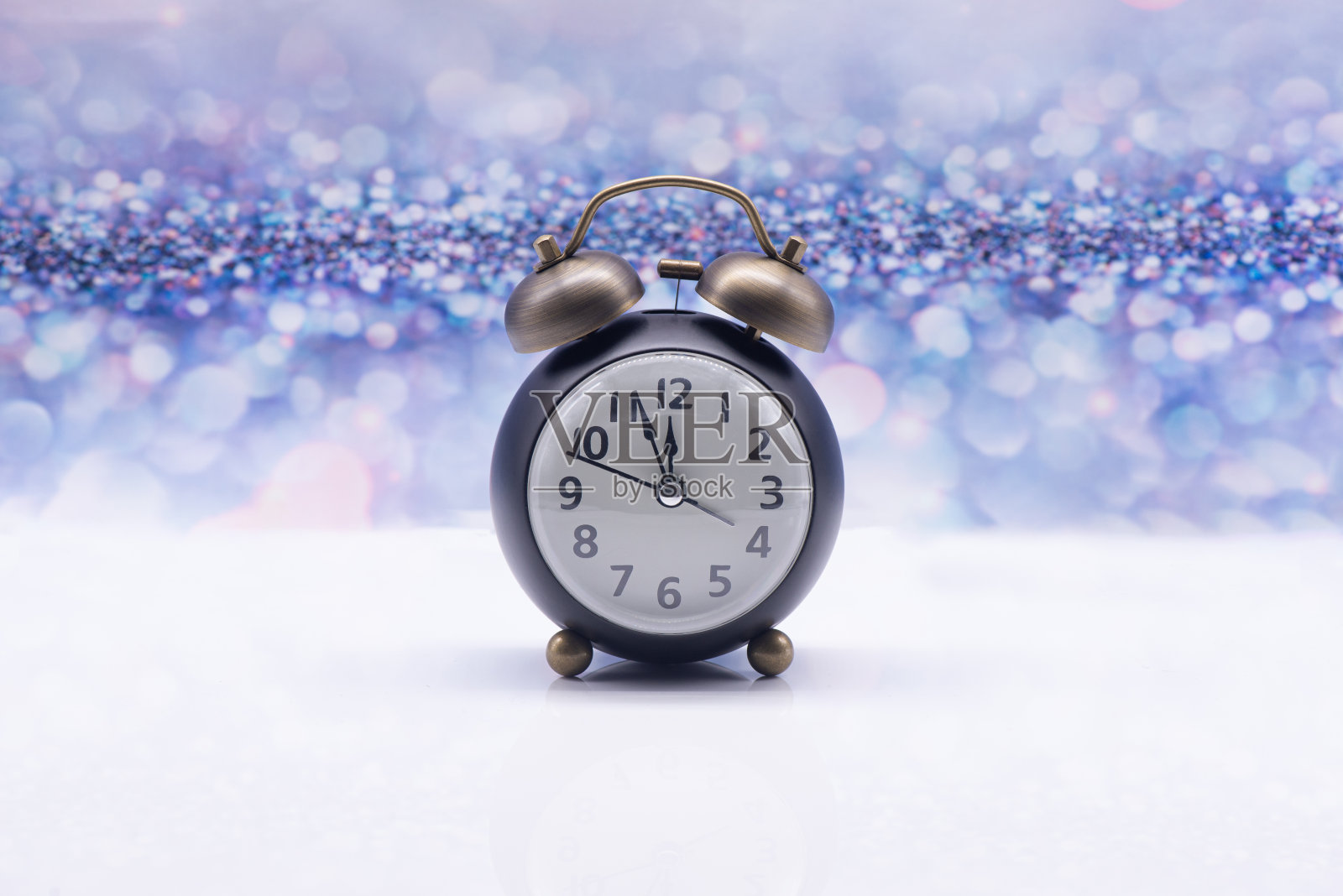 节日背景上的复古闹钟照片摄影图片