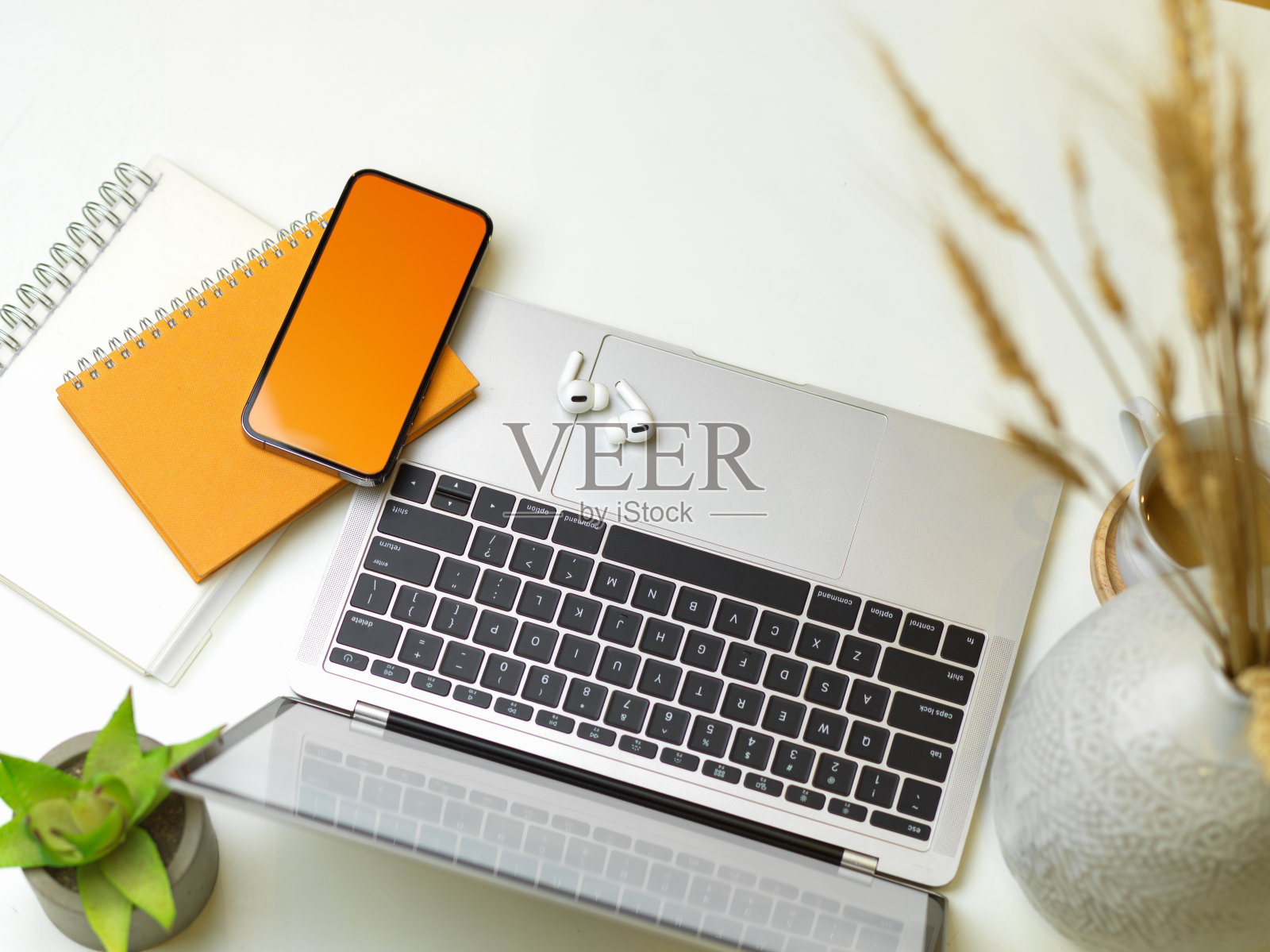 创意平铺模拟场景，工作空间与笔记本电脑，智能手机，笔记本电脑和装饰照片摄影图片