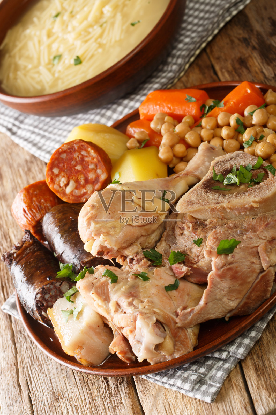 Cocido或cozido是一种传统的炖菜，在西班牙，葡萄牙，巴西作为一个盘子的特写。垂直照片摄影图片