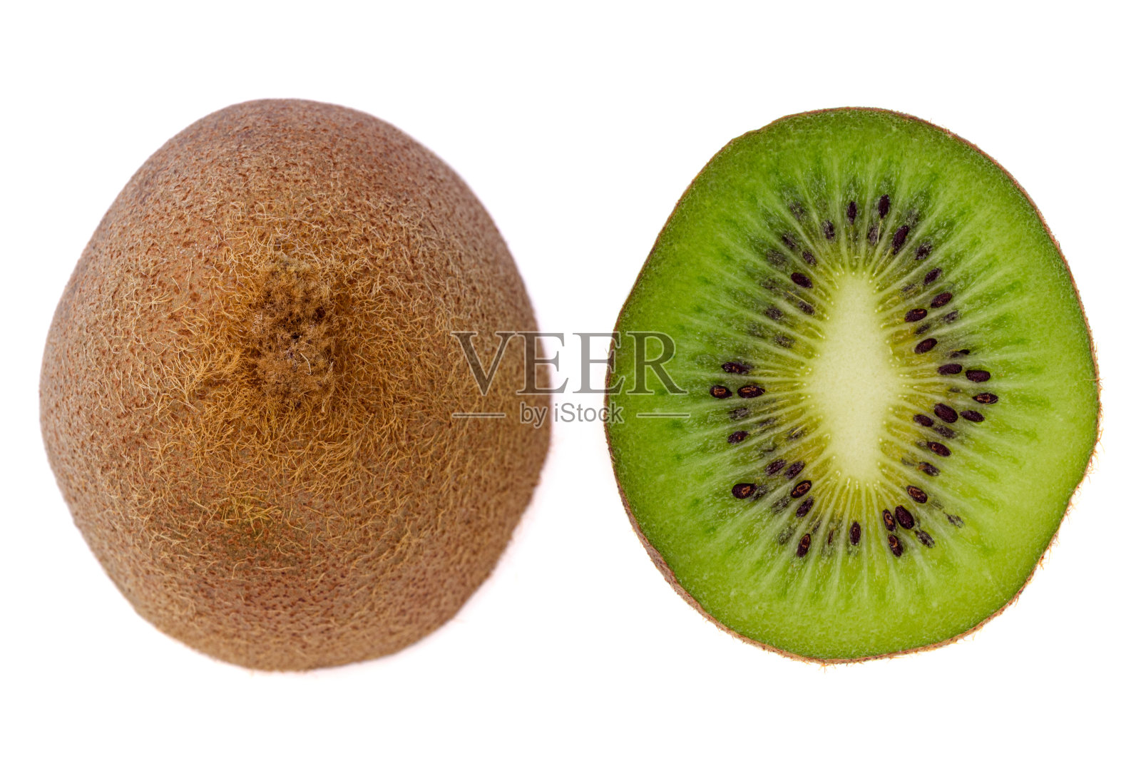 猕猴桃切在两个孤立的白色背景上俯视图。猕猴桃的果肉和果皮照片摄影图片