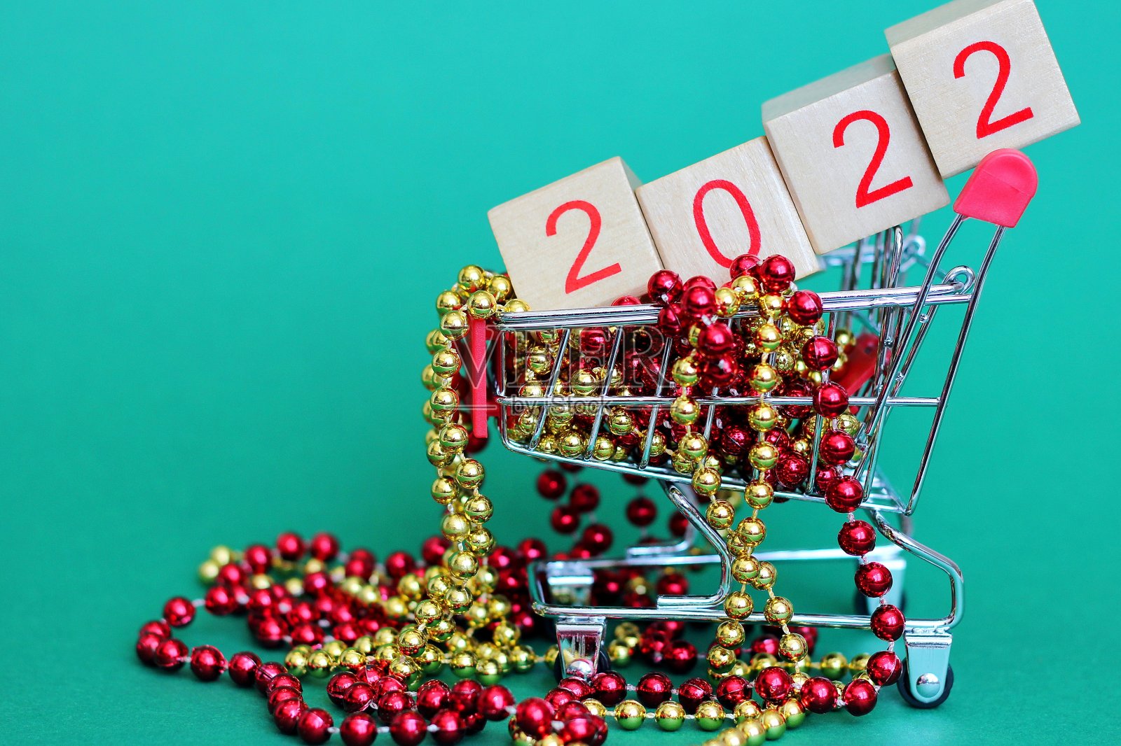 超市玩具车上的数字是2022。圣诞彩珠上的红色数字是2021年的新年数字。照片摄影图片