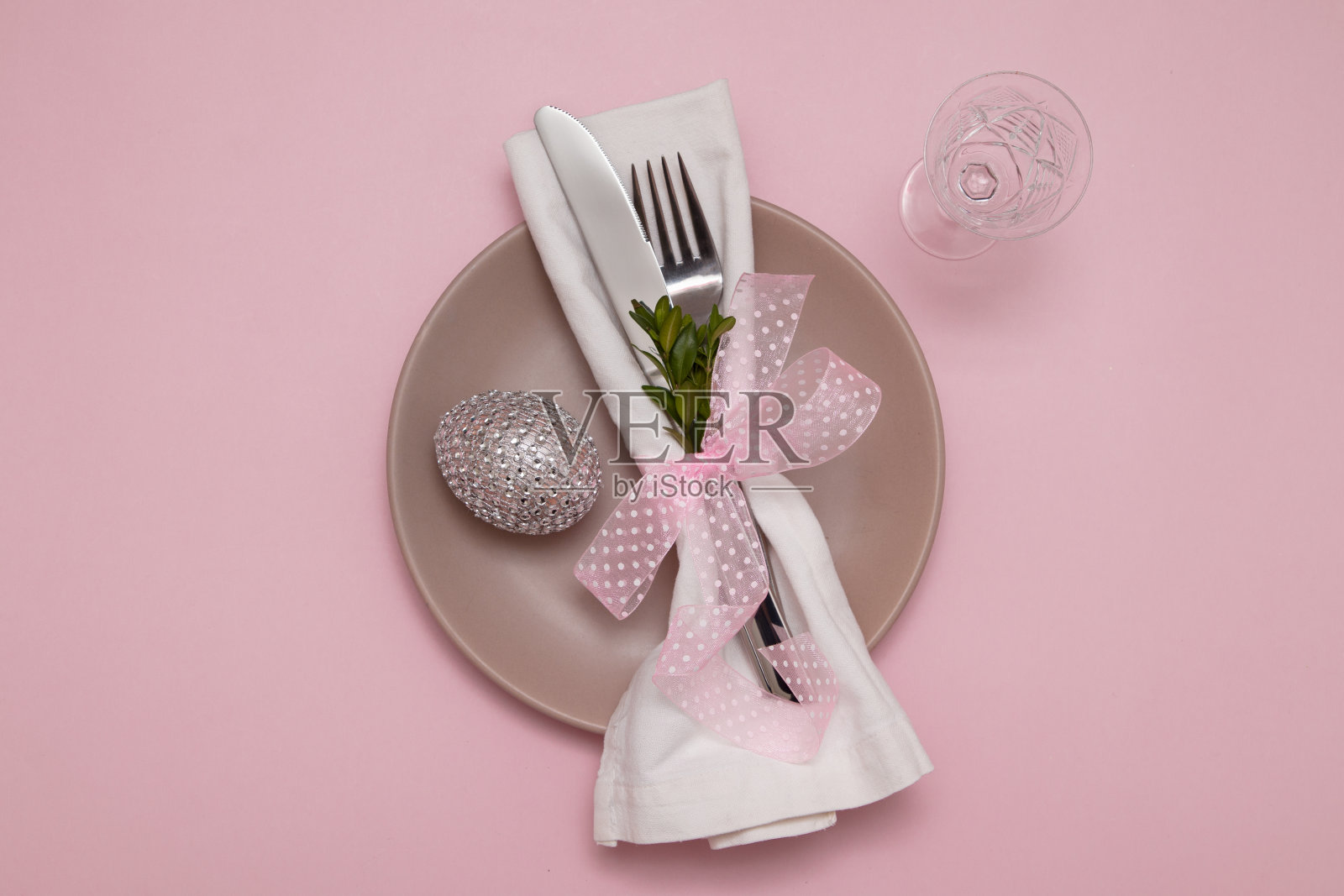 餐盘，餐巾纸上有餐具，粉粉色背景上有鸡蛋，复活节菜单概念照片摄影图片