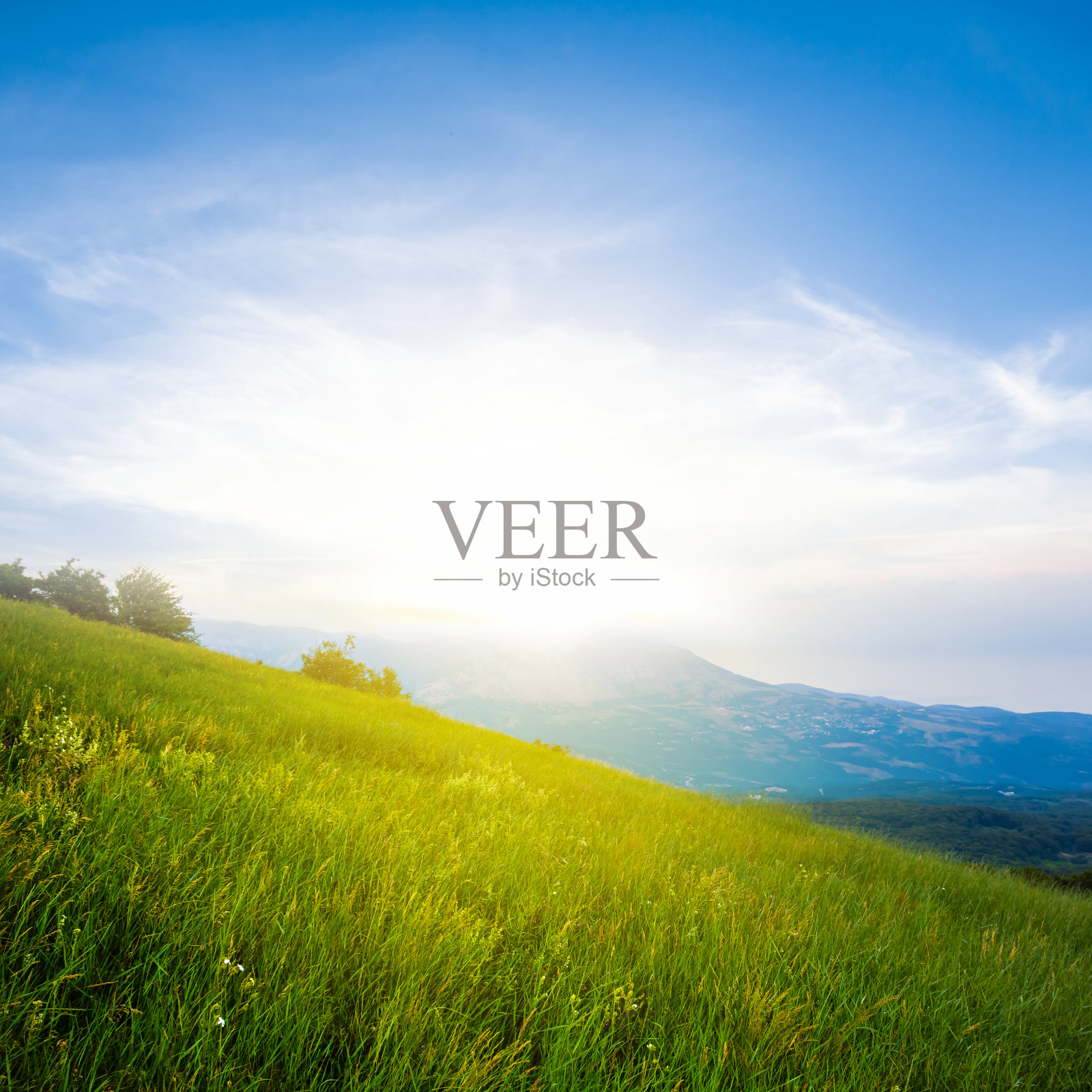 日落在绿色的山丘上照片摄影图片