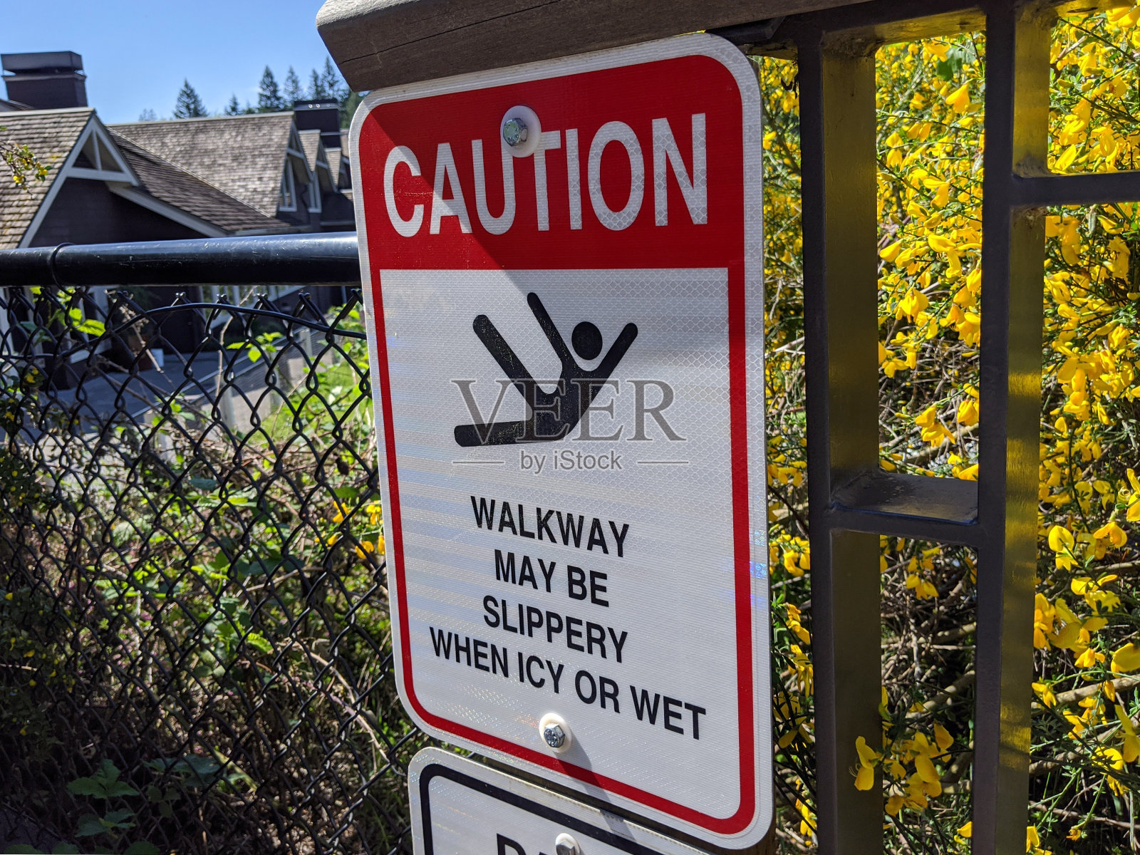 “警告:人行道可能很滑”标志的角度视图照片摄影图片
