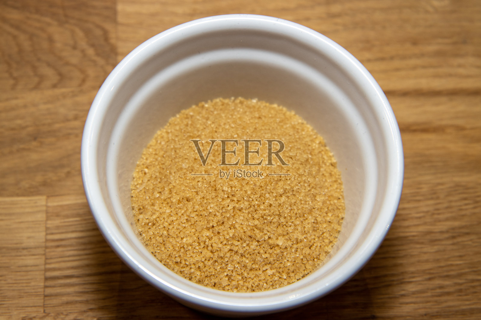 厨房桌子上放着一碗红糖照片摄影图片