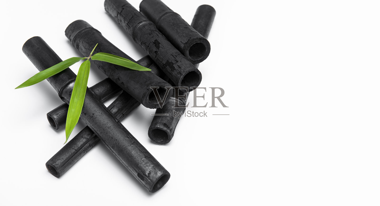 竹炭枝和绿叶孤立在白色背景下。照片摄影图片