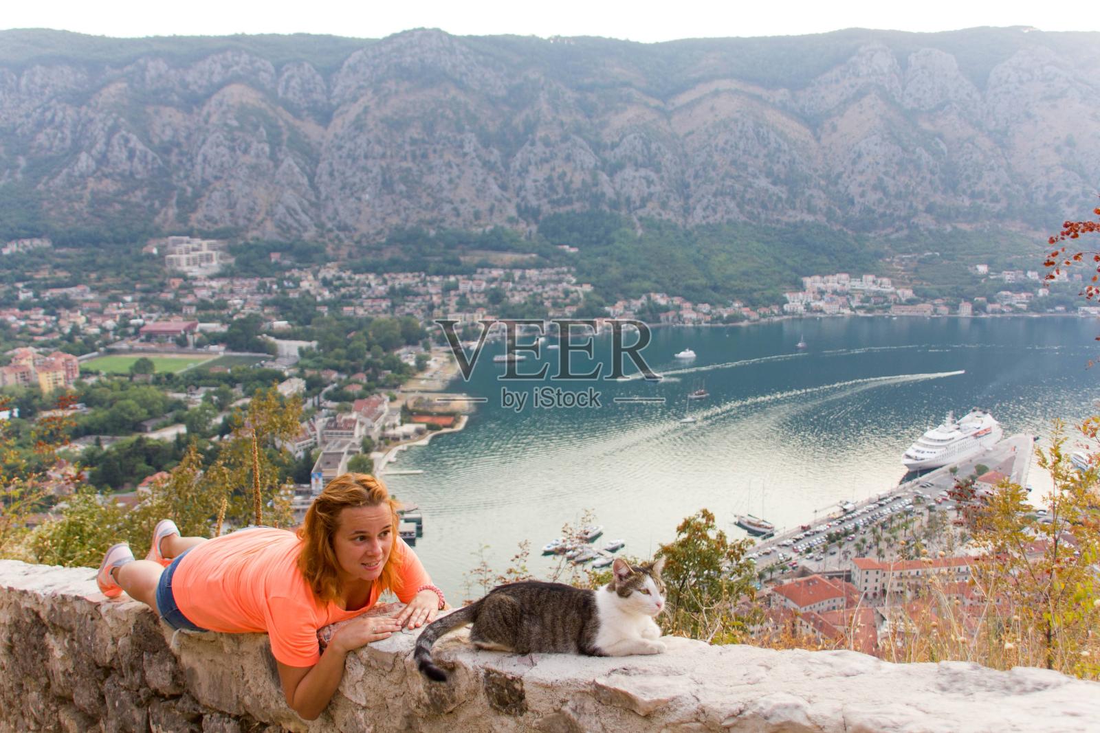 2017年夏天，黑山科托尔，一名女子在山顶上抱着一只猫照片摄影图片