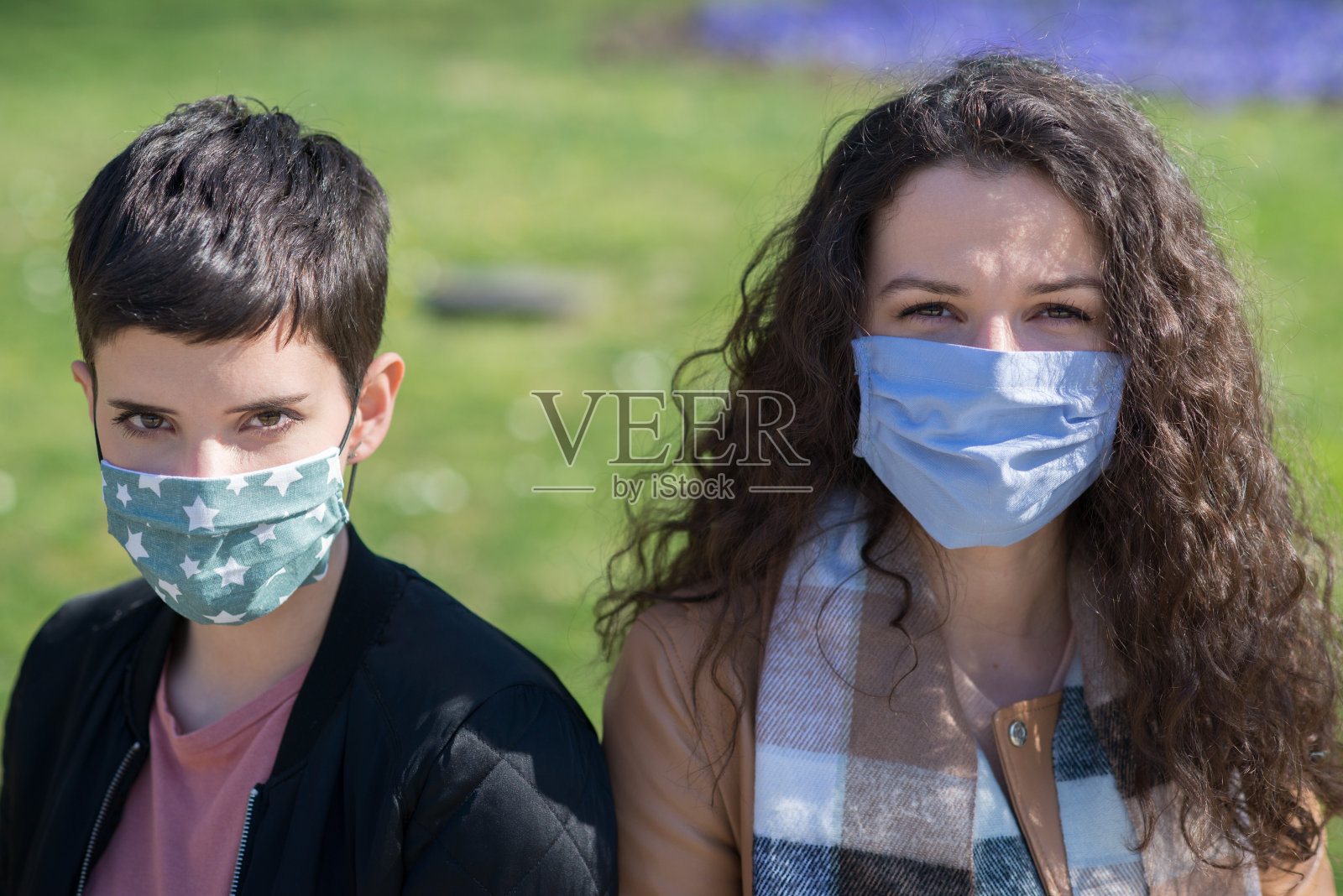 戴防护口罩的妇女- COVID-19疫情照片摄影图片