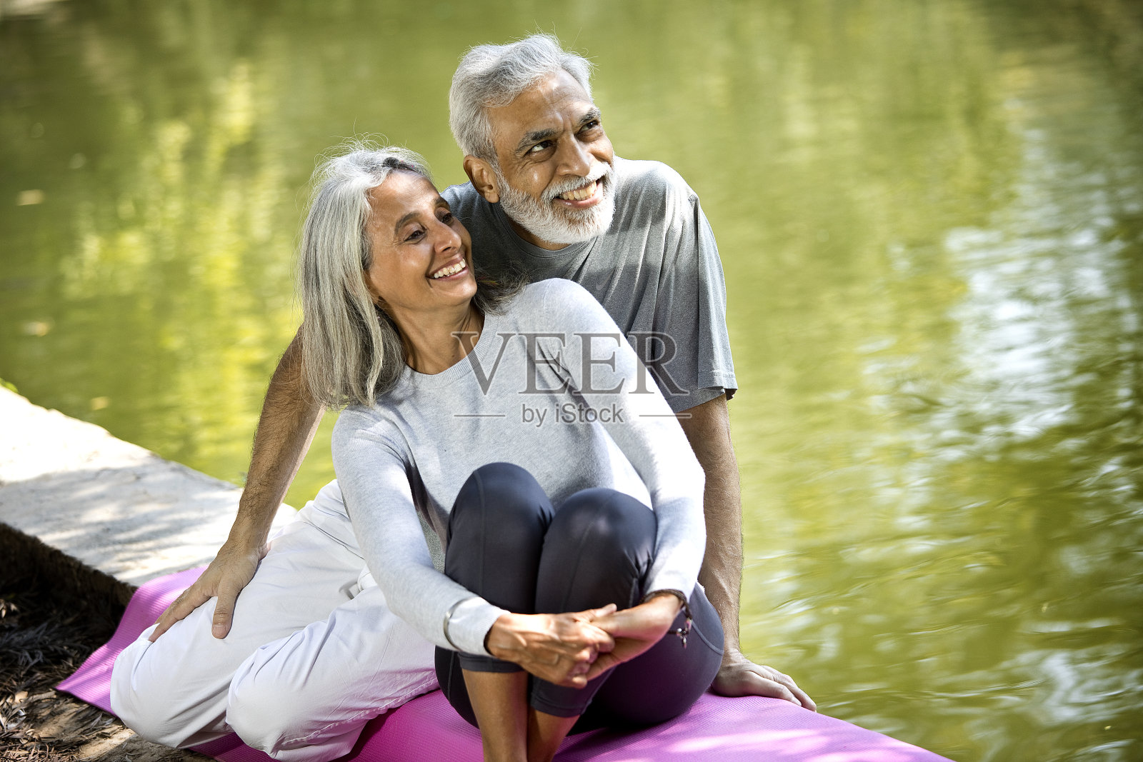 老夫妇在公园欣赏风景照片摄影图片