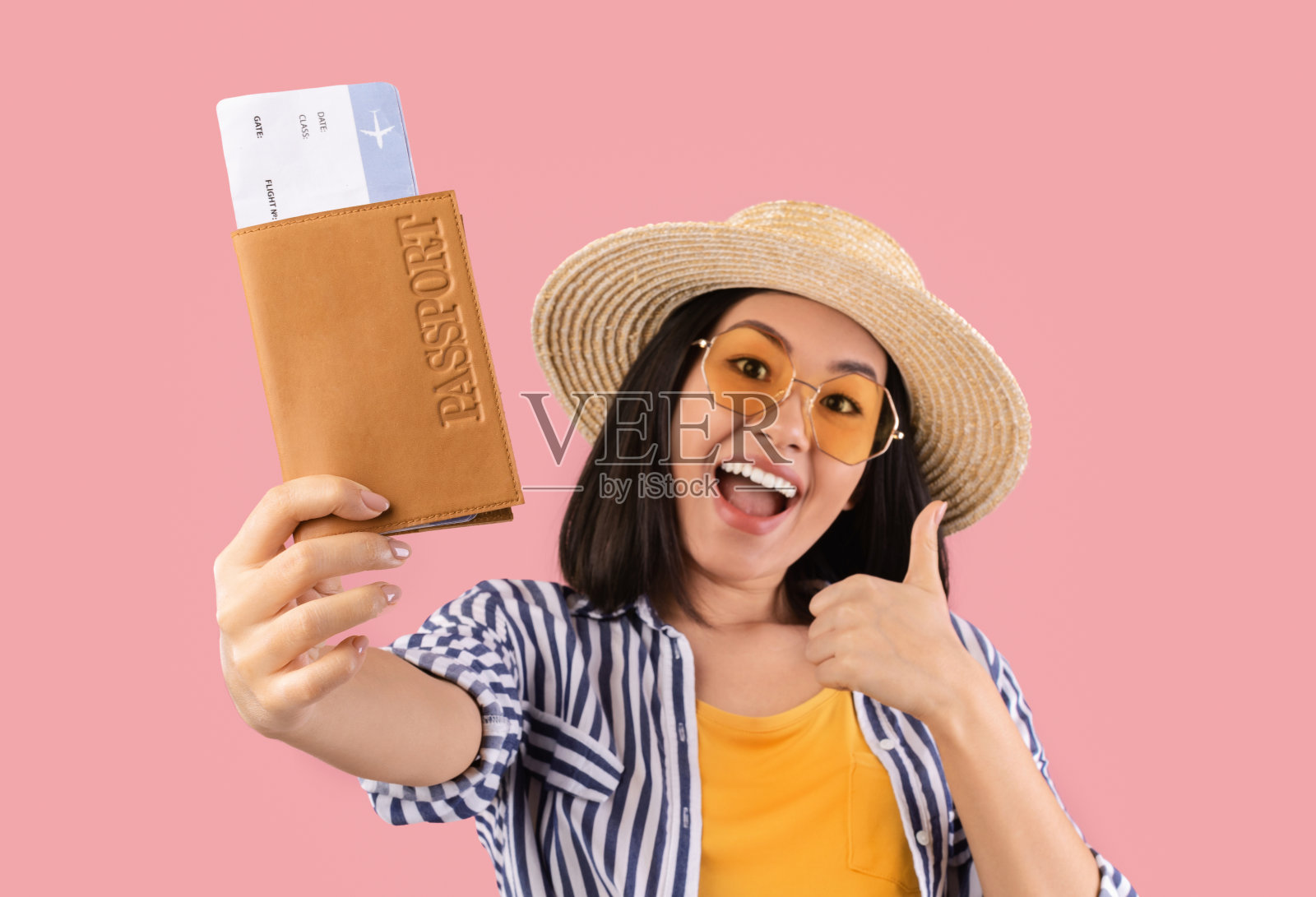 亚洲女子持护照，登机牌向上翘照片摄影图片