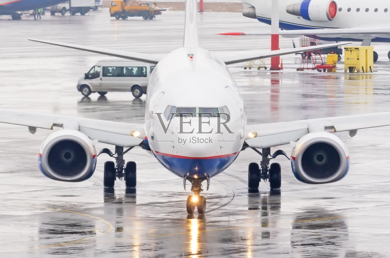 飞机滑向跑道，准备起飞。照片摄影图片