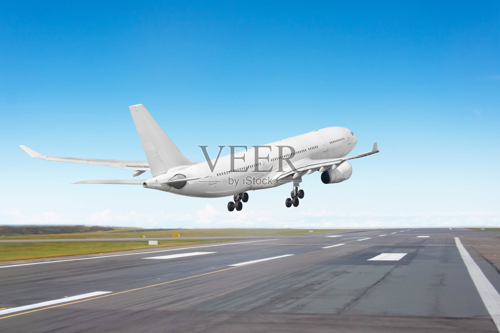 飞机降落在跑道上，飞行前接触沥青，后视镜到跑道尽头。照片摄影图片