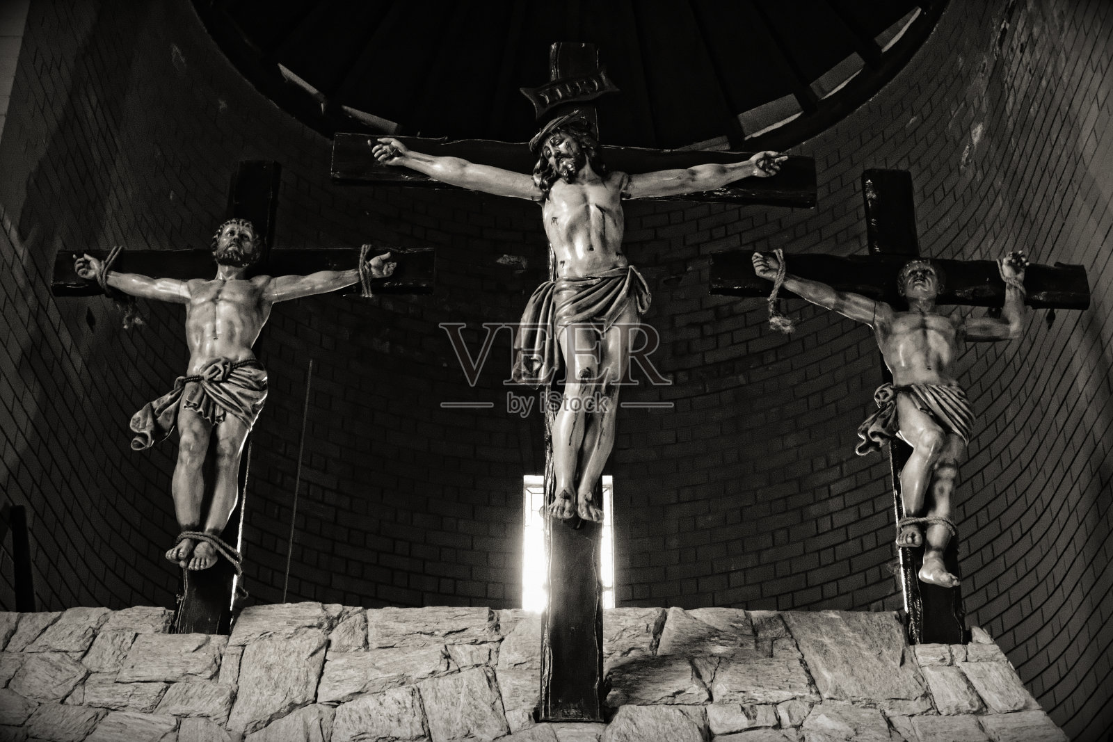 耶稣在各各他的石头里照片摄影图片