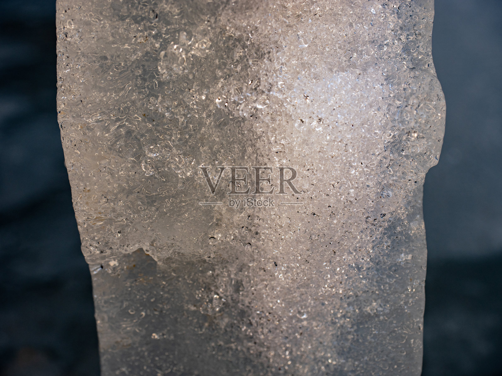 融化的浮冰近海岸流动。冻结气泡的结构照片摄影图片