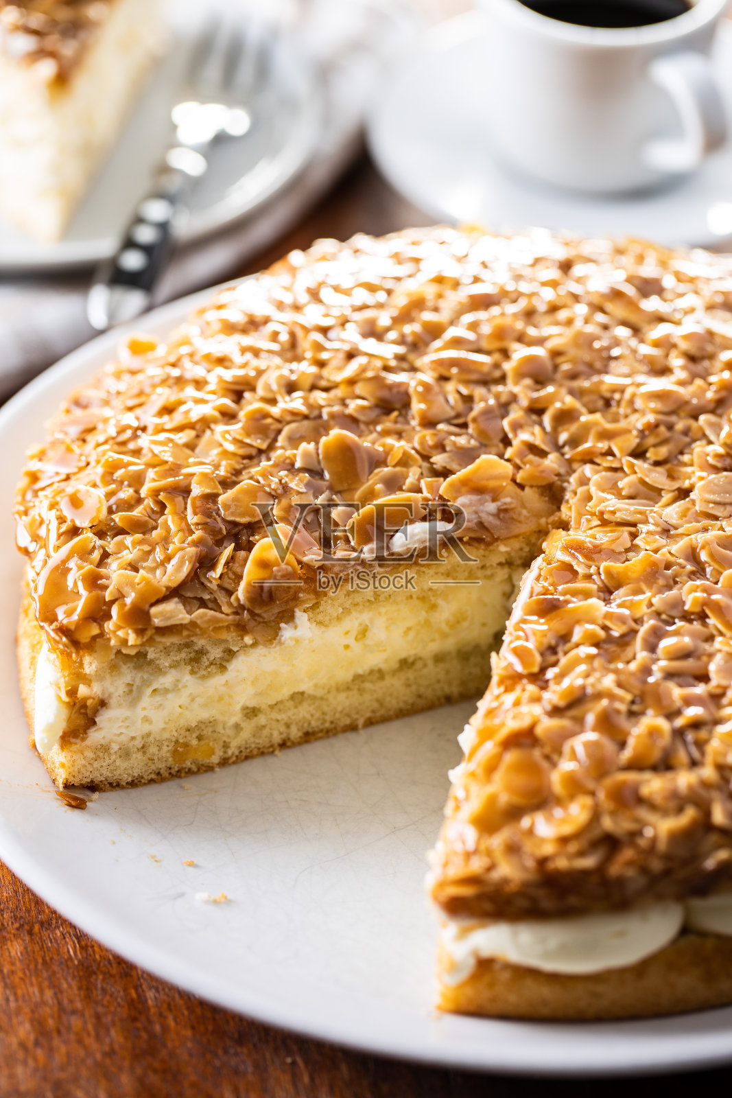 甜杏仁蛋糕。奶油杏仁派。照片摄影图片