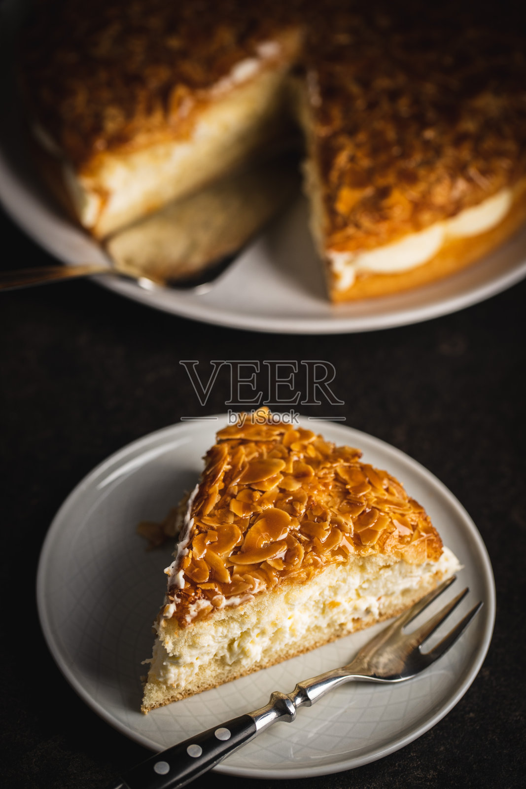 甜杏仁蛋糕。奶油杏仁派。照片摄影图片