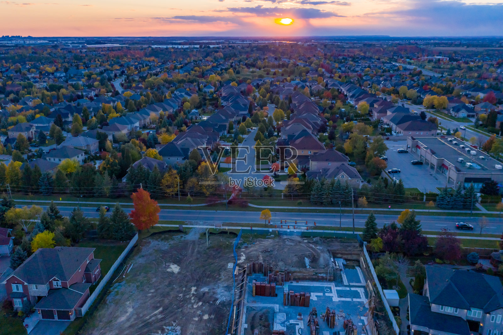 卢瑟福路和伊斯灵顿大街的鸟瞰图，位于Woodbridge的独立复式住宅在沃恩，安大略省，加拿大照片摄影图片