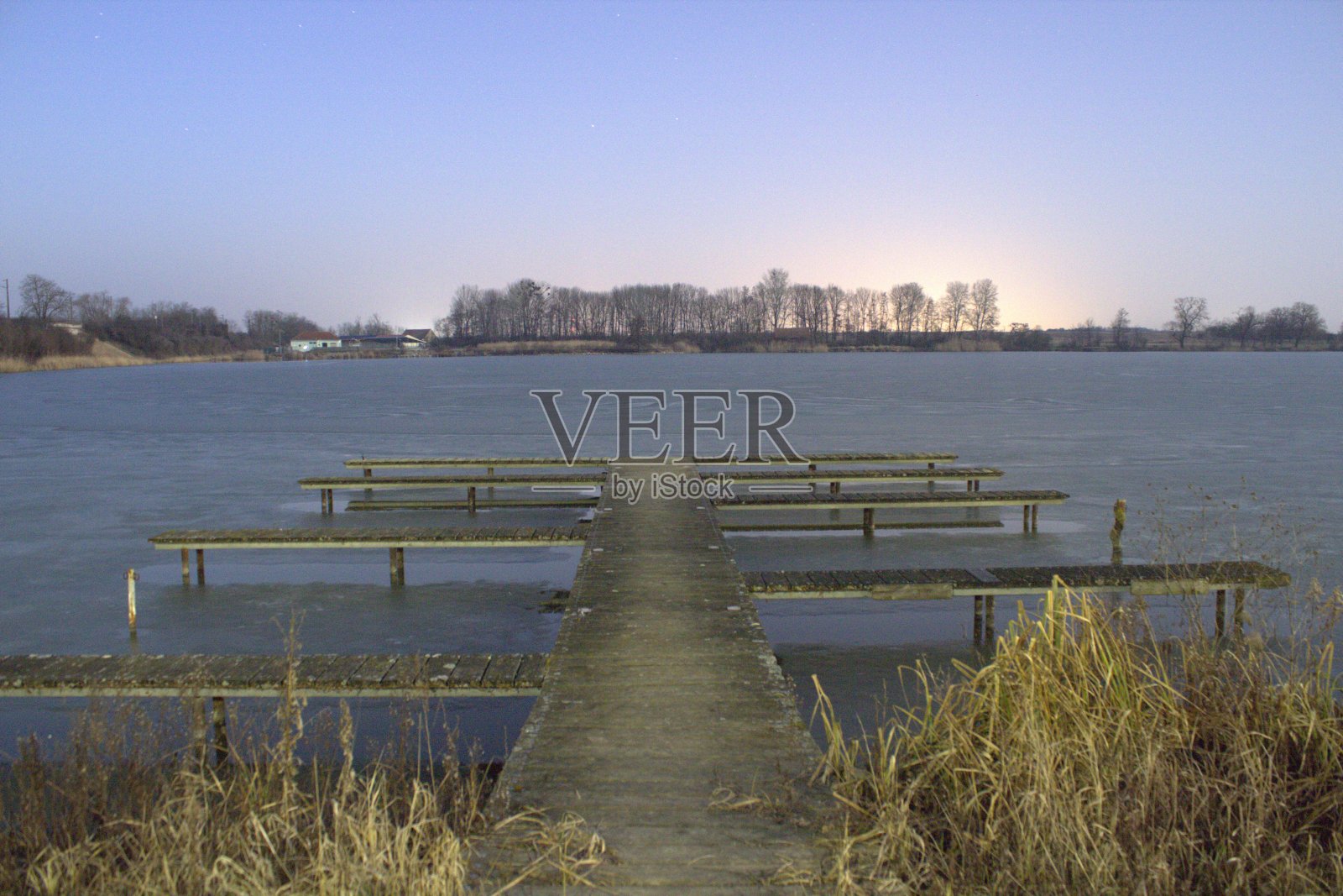 小船停靠在湖边照片摄影图片