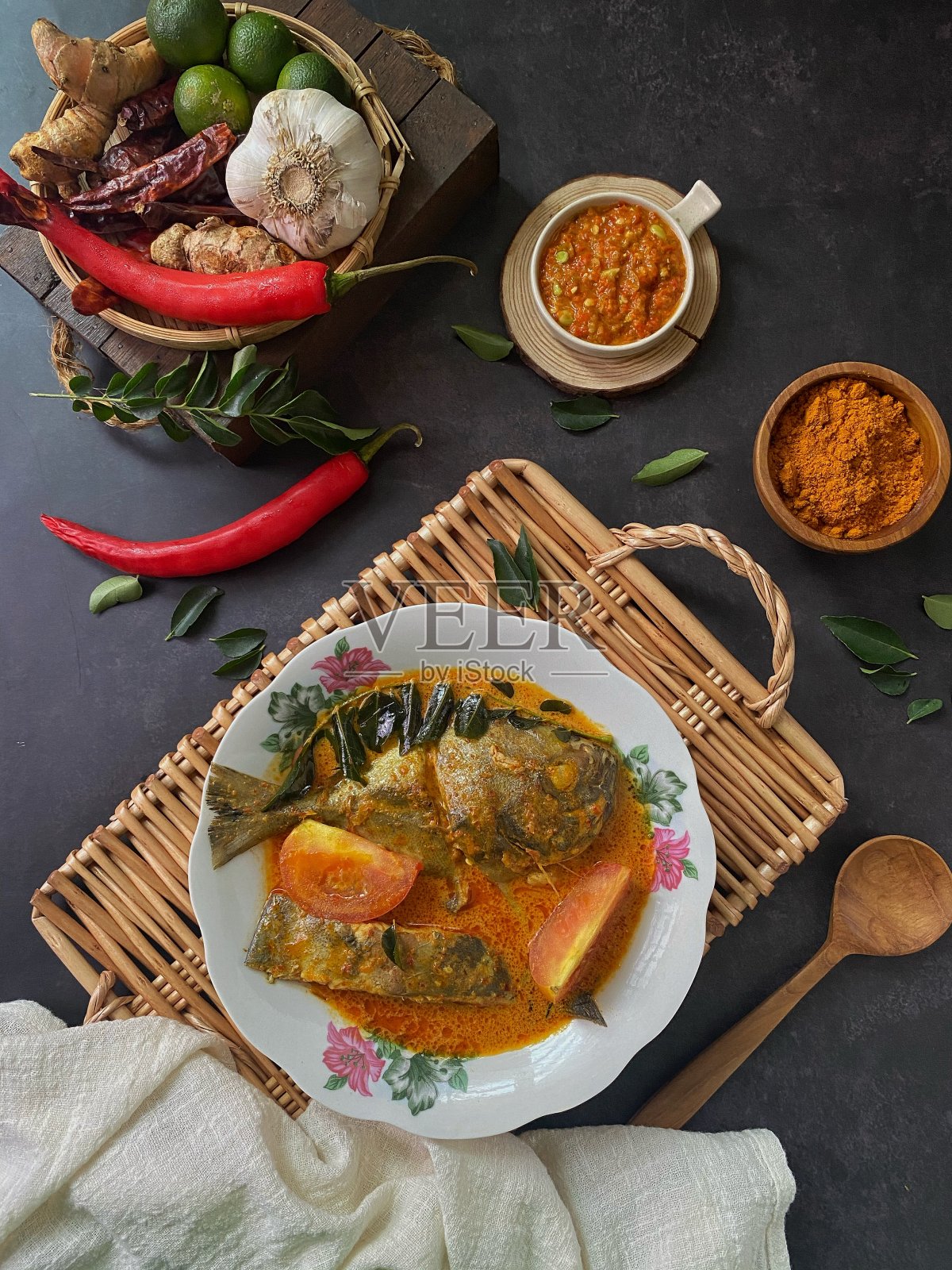 Bawal鱼做咖喱照片摄影图片