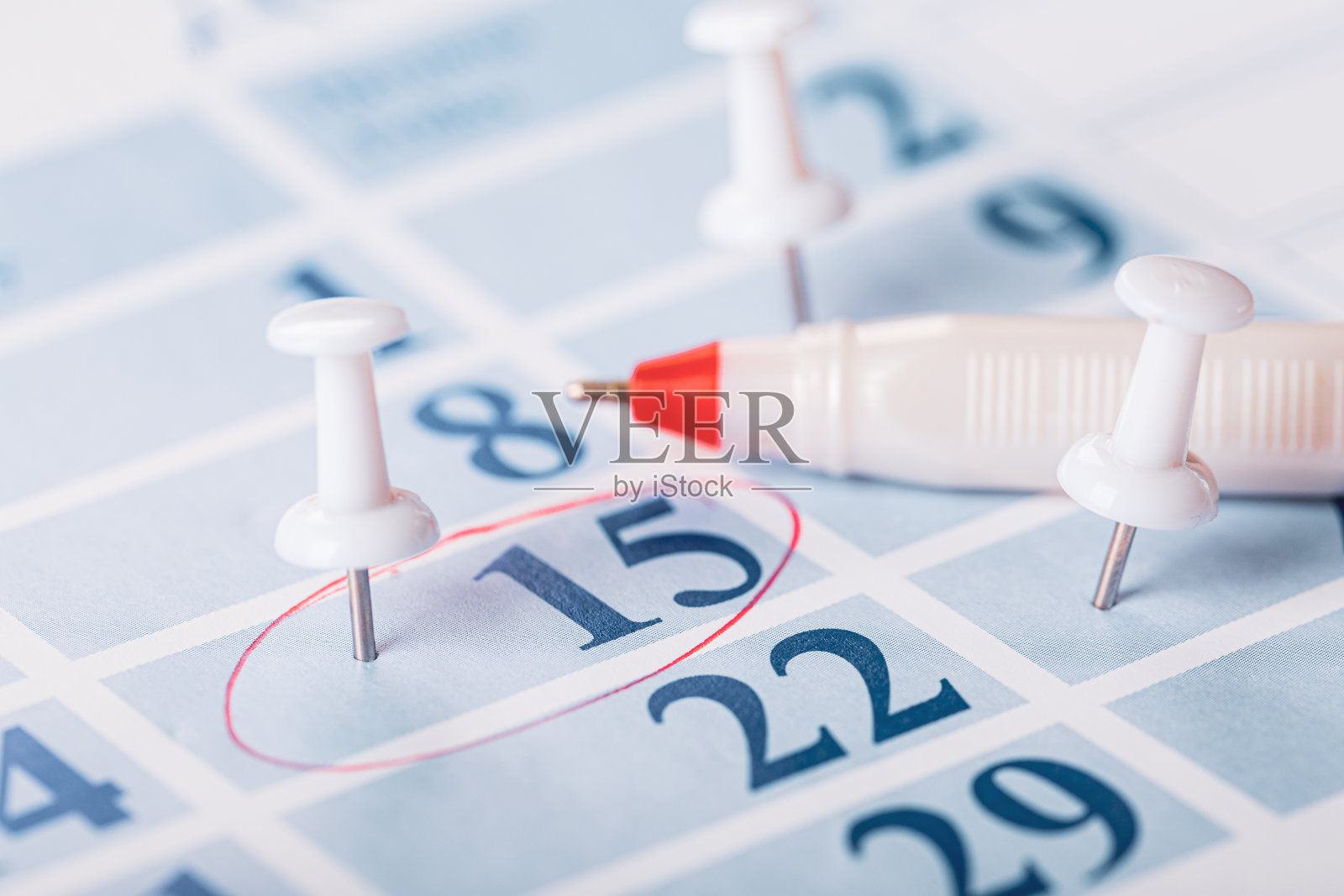 日历页上用大头针标出了2021年的重要日期，并用红色记号笔或钢笔勾勒出来。年表，时间，概念，理念，管理，背景照片摄影图片