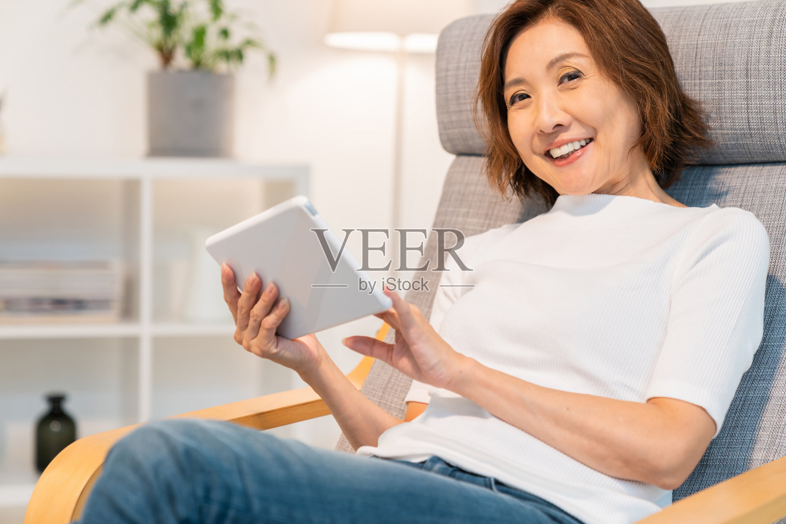 使用平板电脑的老年妇女照片摄影图片