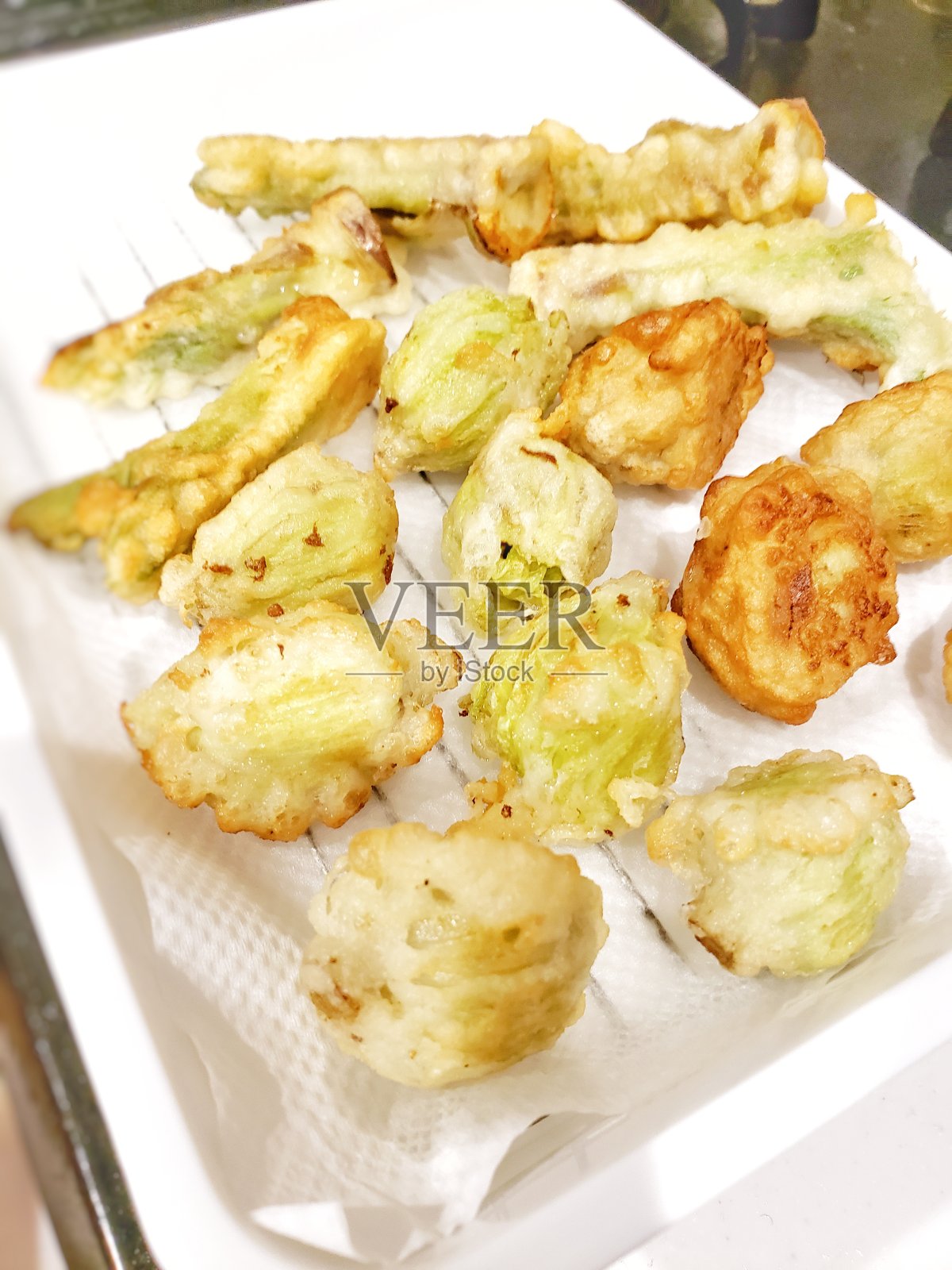 日本butterbur芽天妇罗照片摄影图片