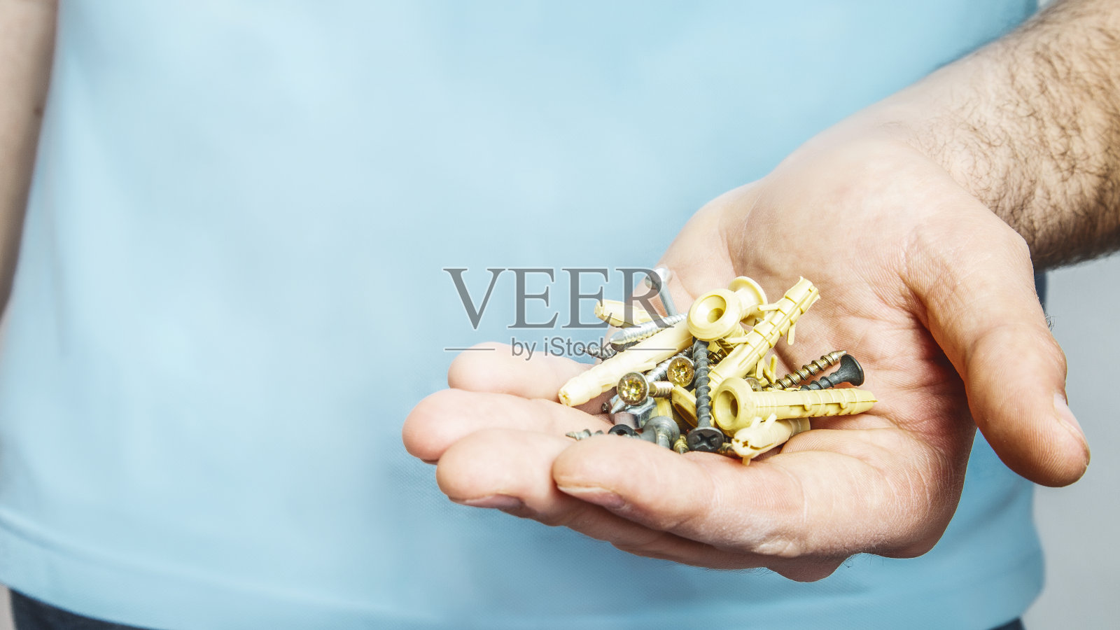 男人拿着自攻螺钉照片摄影图片