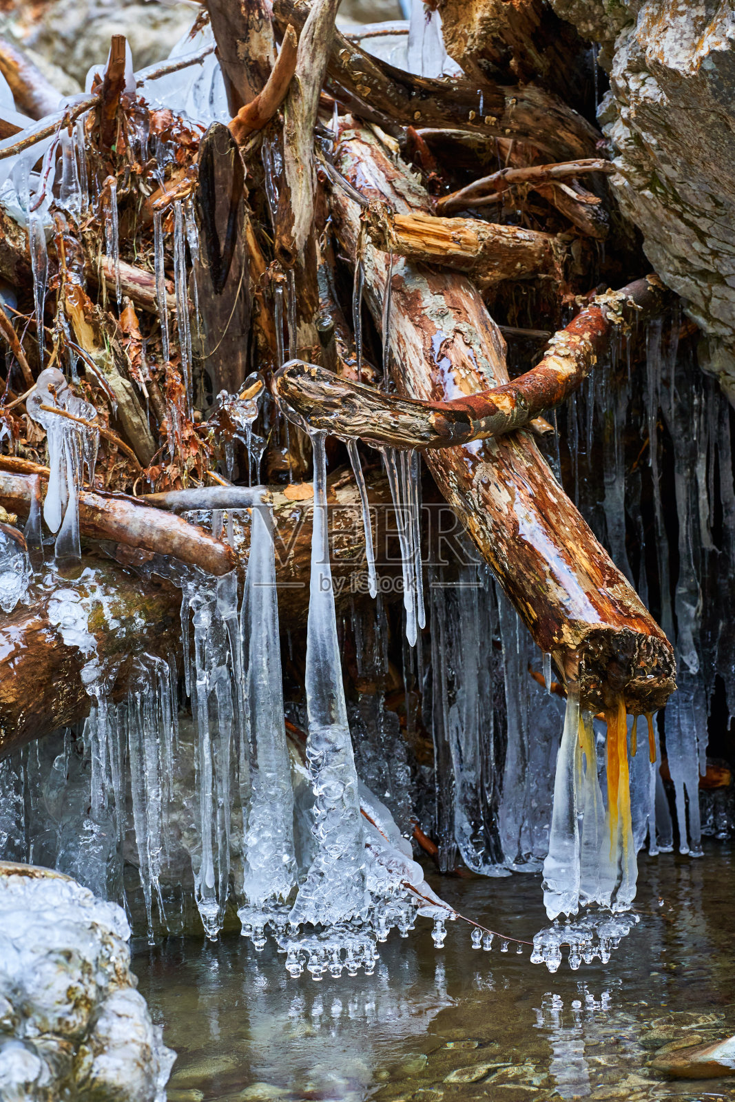 河上结了冰柱照片摄影图片