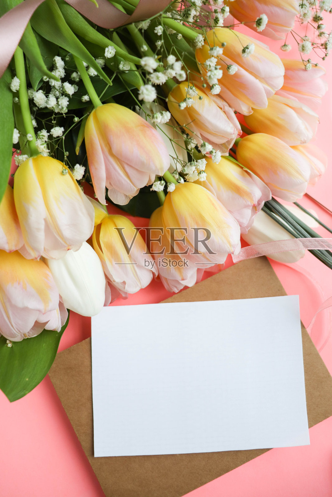 模型贺卡。美丽的郁金香花束和文字空间照片摄影图片