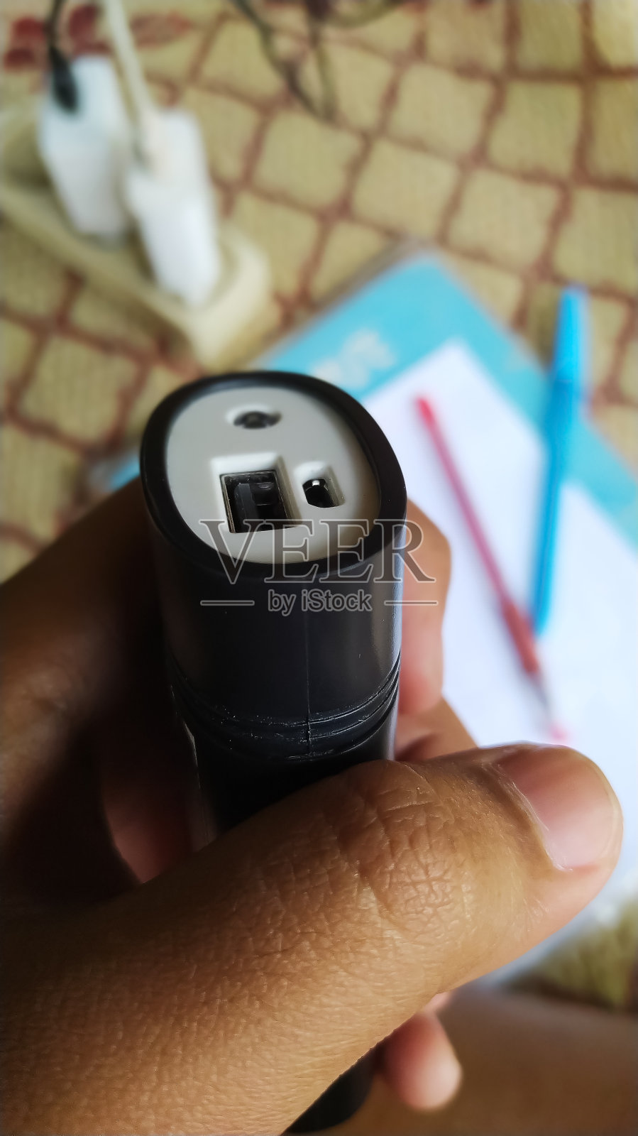 一个电源，书和笔照片摄影图片