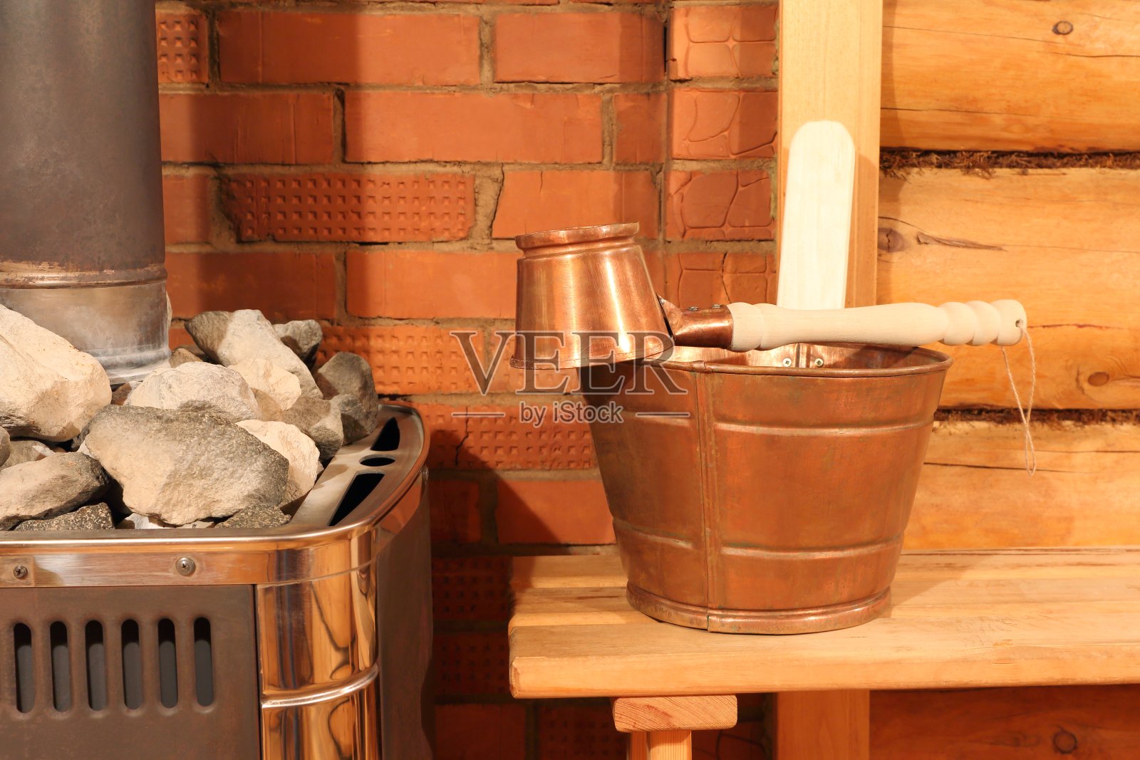 蒸汽房内加热器旁的桑拿配件。照片摄影图片