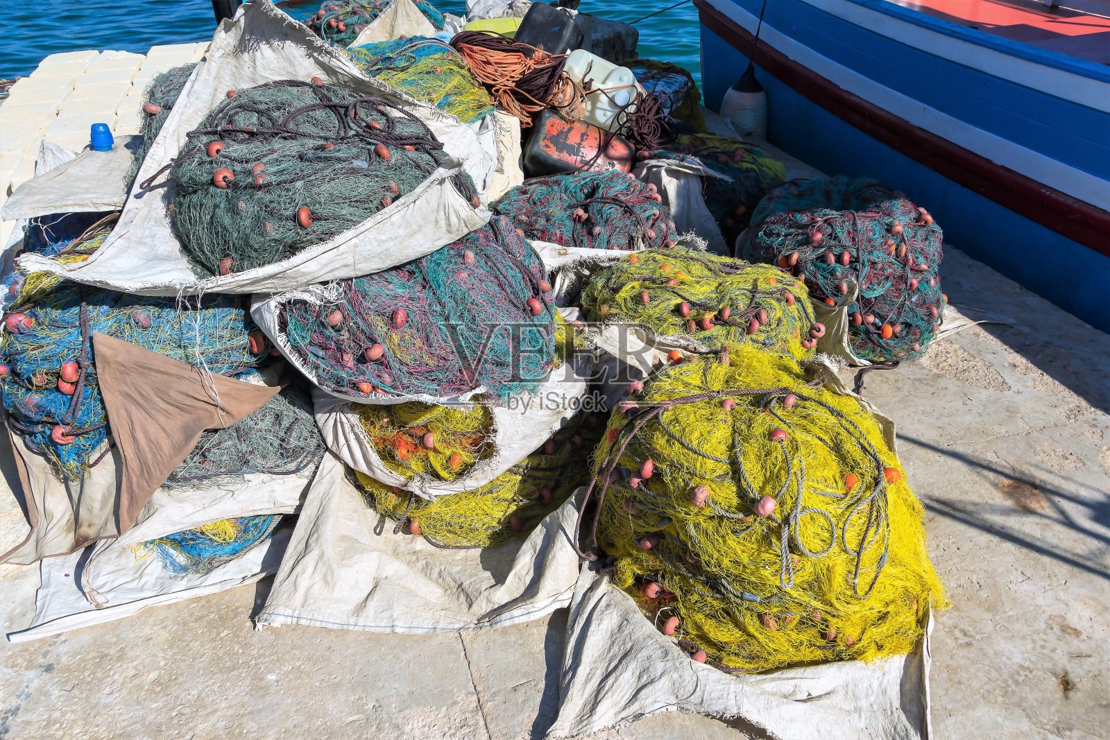2019年8月，马尔他马萨斯洛克。码头上的渔网正在晒干。照片摄影图片